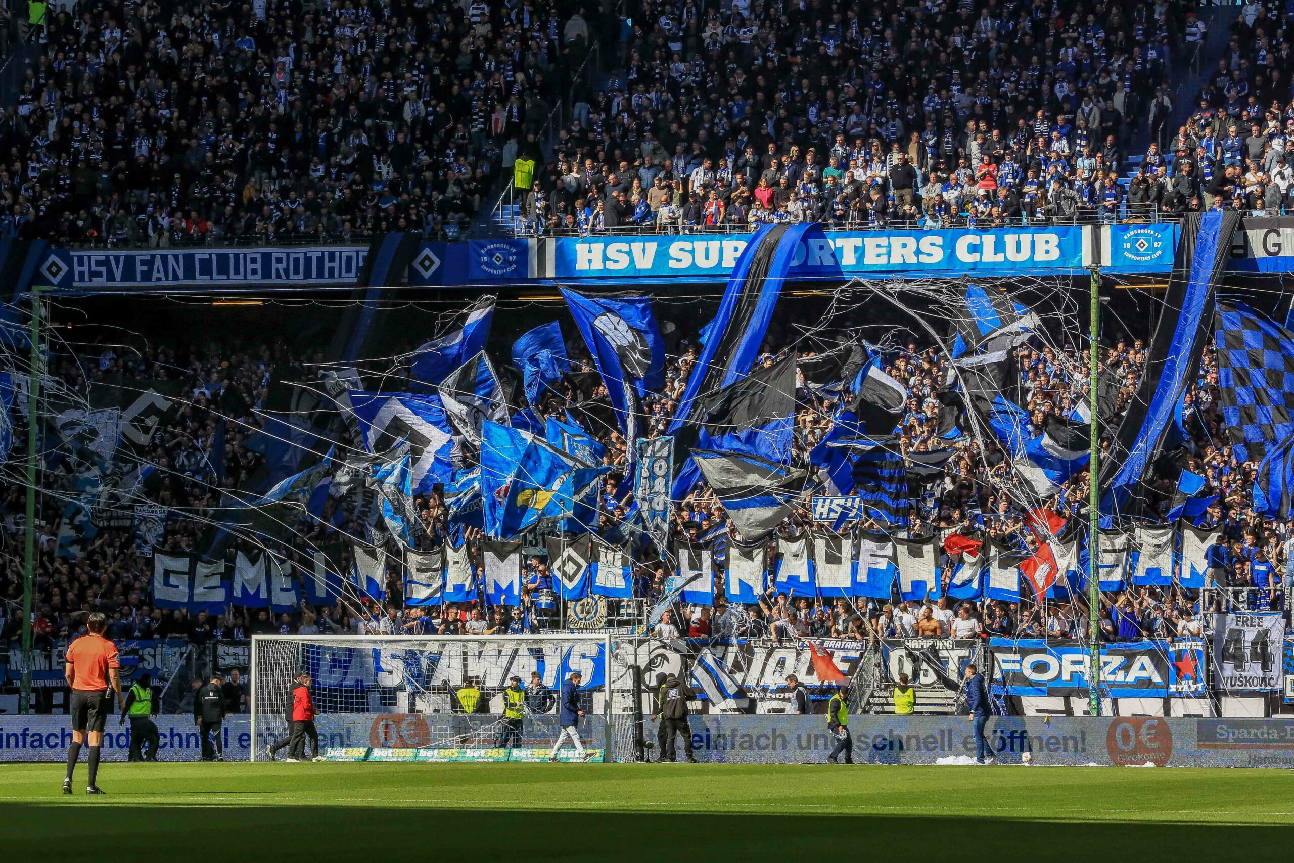 „Gemeinsam unaufhaltsam“ steht auf einem großen Banner auf der Nordtribüne im Volksparkstadion.