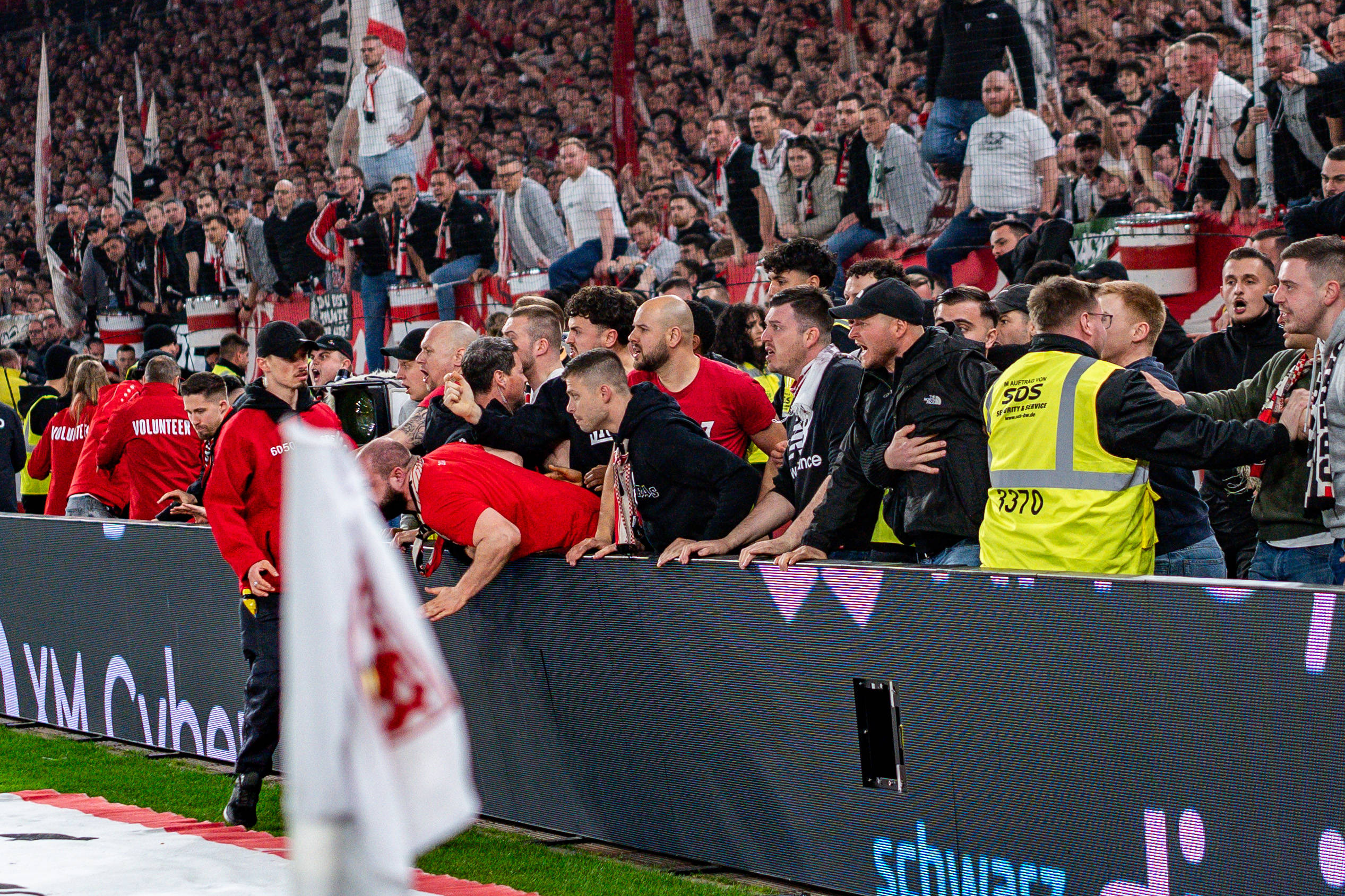 Stuttgarter Fans wüten hinter der Werbebande