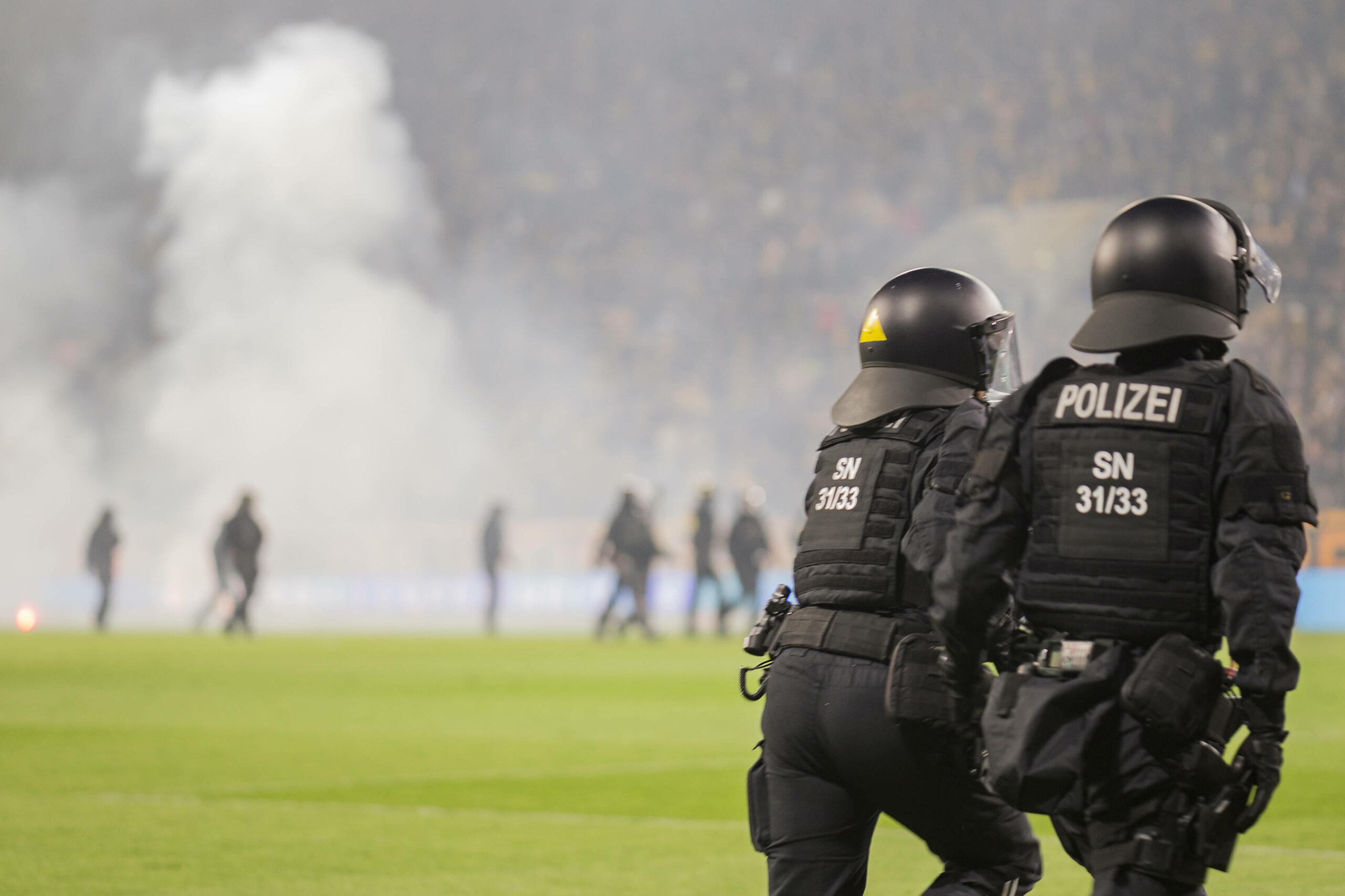 Beim Zweitliga-Spiel zwischen Dynamo Dresden und Hertha BSC kam es zu Fan-Ausschreitungen im Stadion. Die Polizei musste eingreifen.