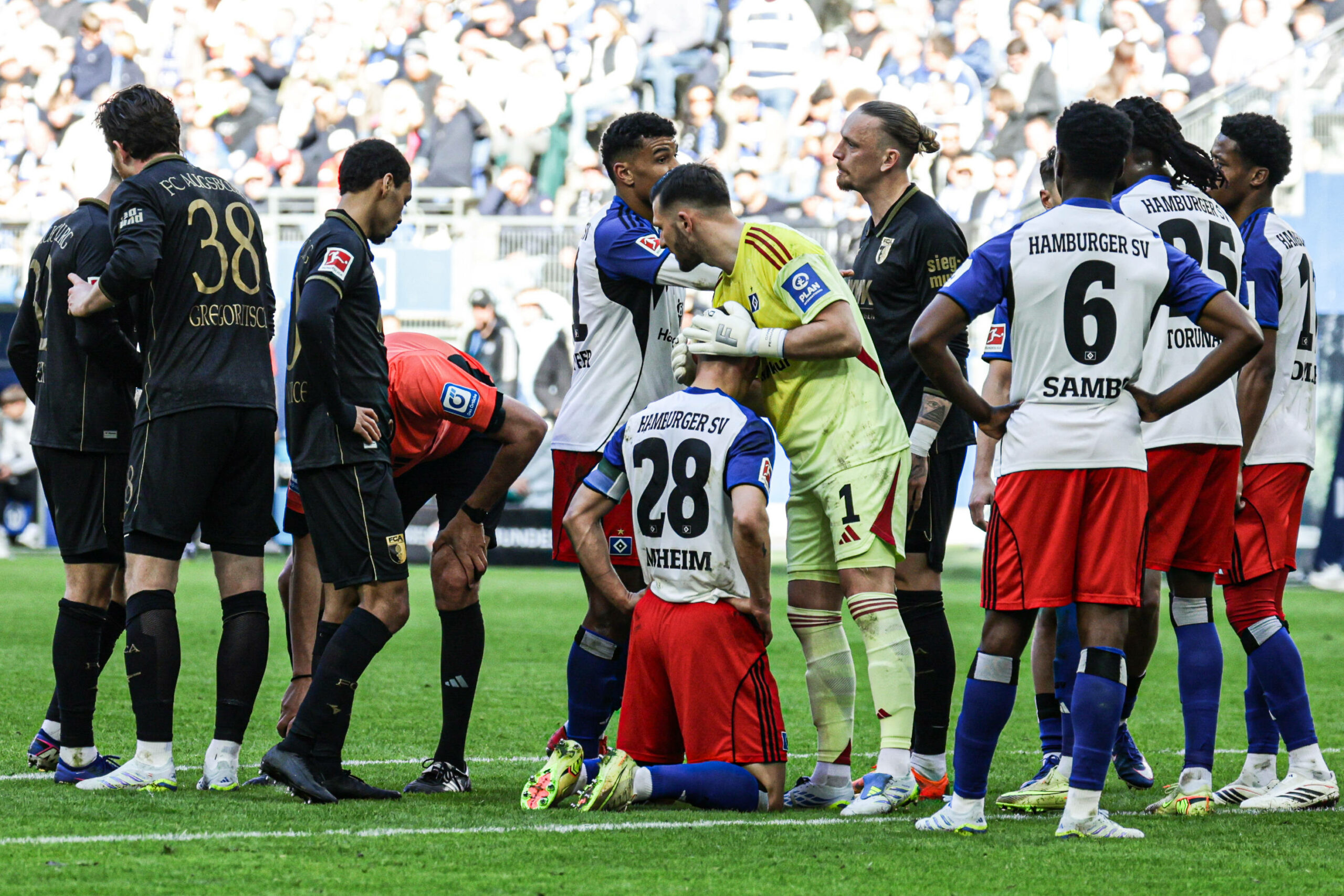 Daniel Heuer Fernandes tröstet Miro Muheim nach seinem Platzverweis.