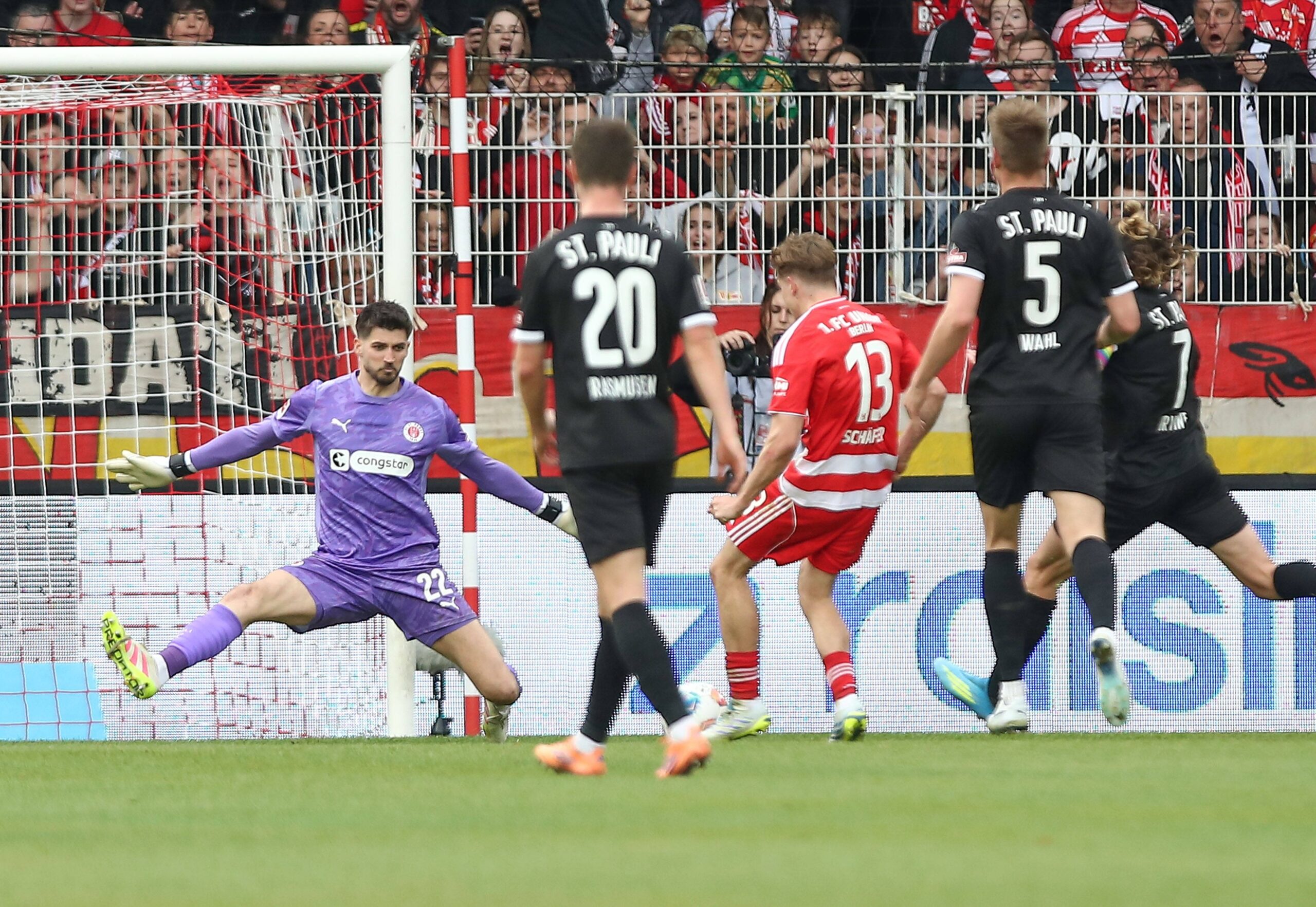 Nikola Vasilj pariert gegen Unions Schäfer