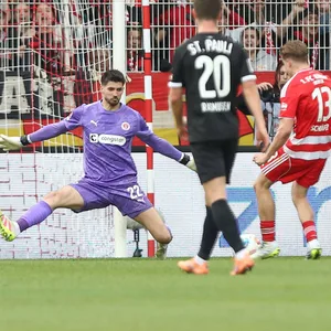 Nikola Vasilj pariert gegen Unions Schäfer