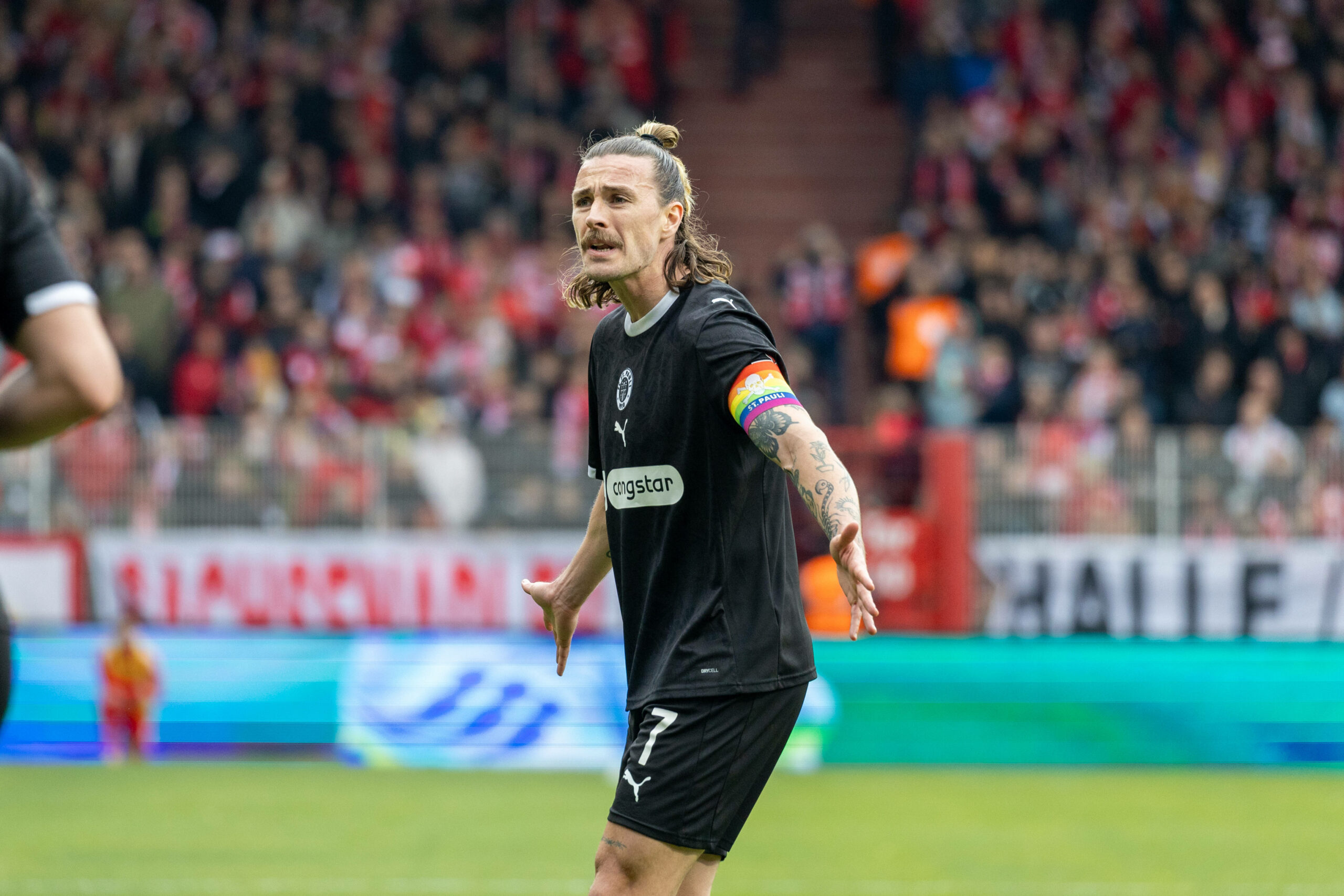 Jackson Irvine breitet die Arme aus