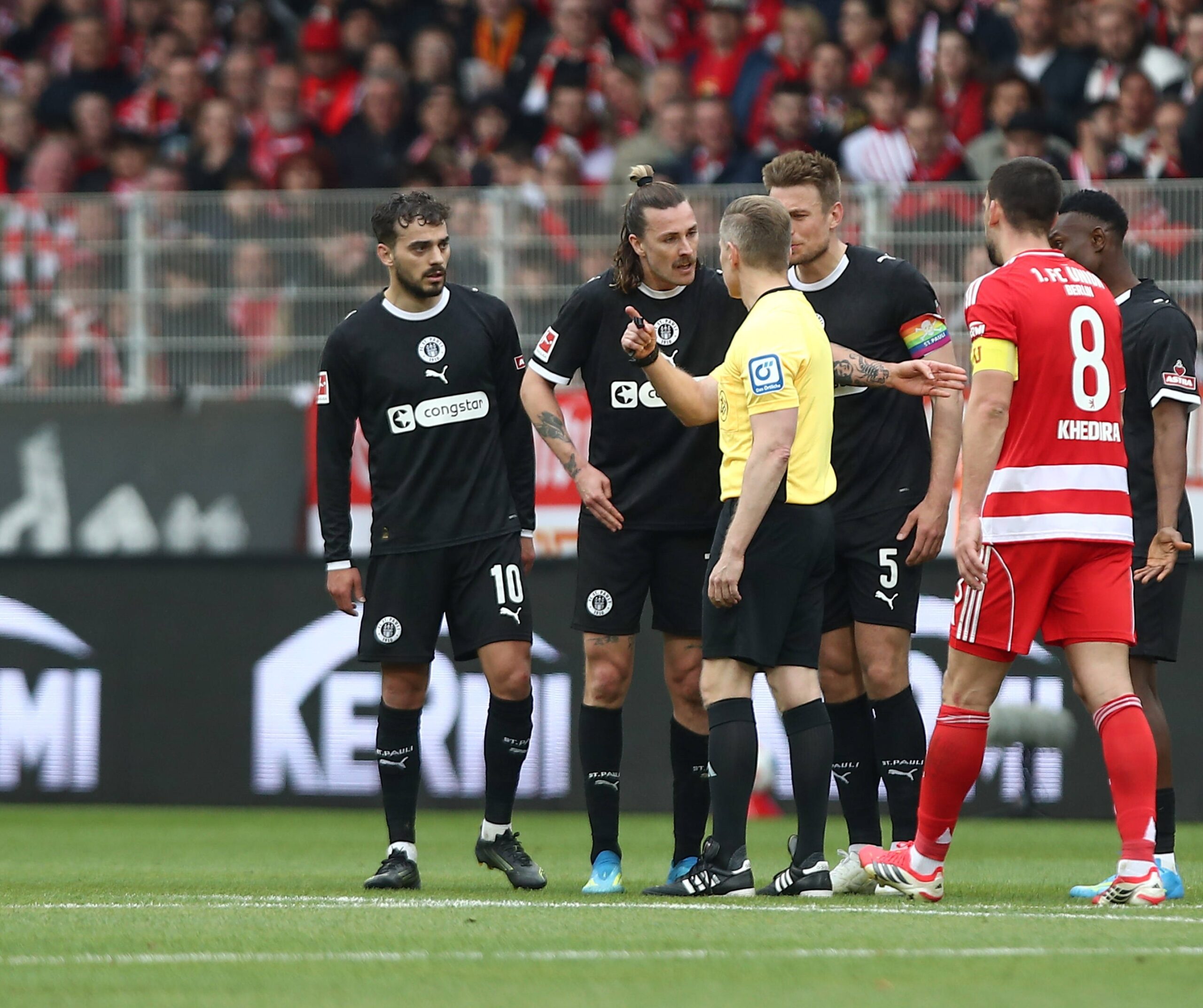 Jackson Irvine vomn FC St. Pauli fliegt in Berlin vom Platz