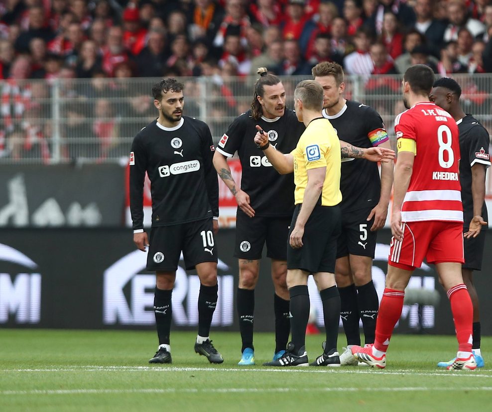 Jackson Irvine vomn FC St. Pauli fliegt in Berlin vom Platz