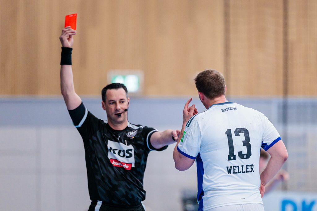 Niklas Weller vom HSV Hamburg sieht die Rote Karte in Minden