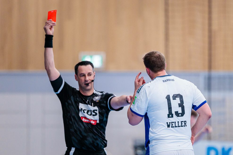 Niklas Weller vom HSV Hamburg sieht die Rote Karte in Minden