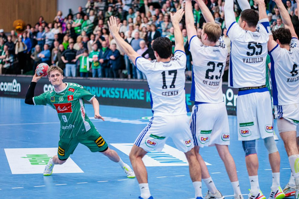 Morten Hempel Jensen von Minden bei einem Freiwurf gegen den HSV Hamburg