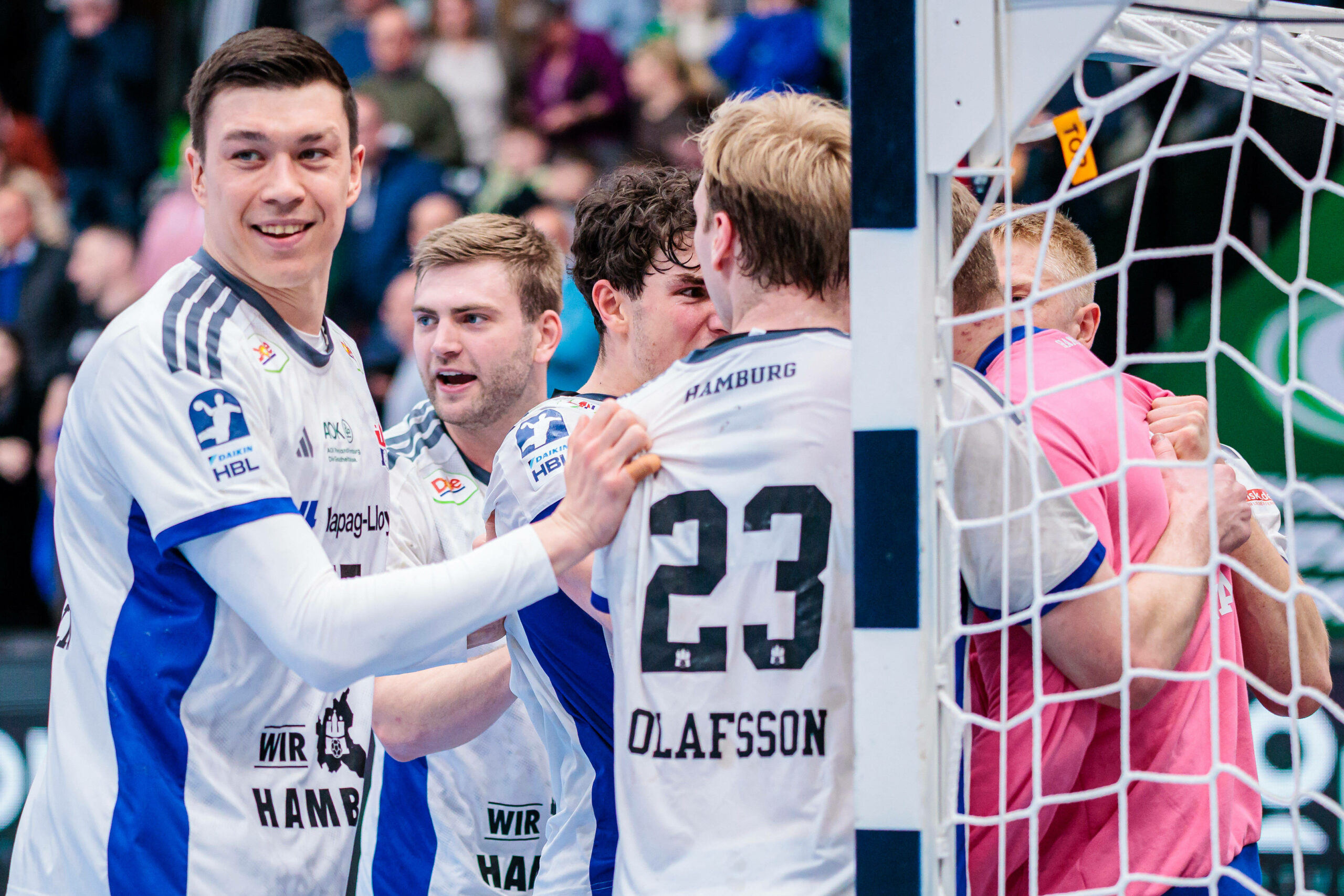 HSV Hamburg bejubelt den Sieg bei GWD Minden