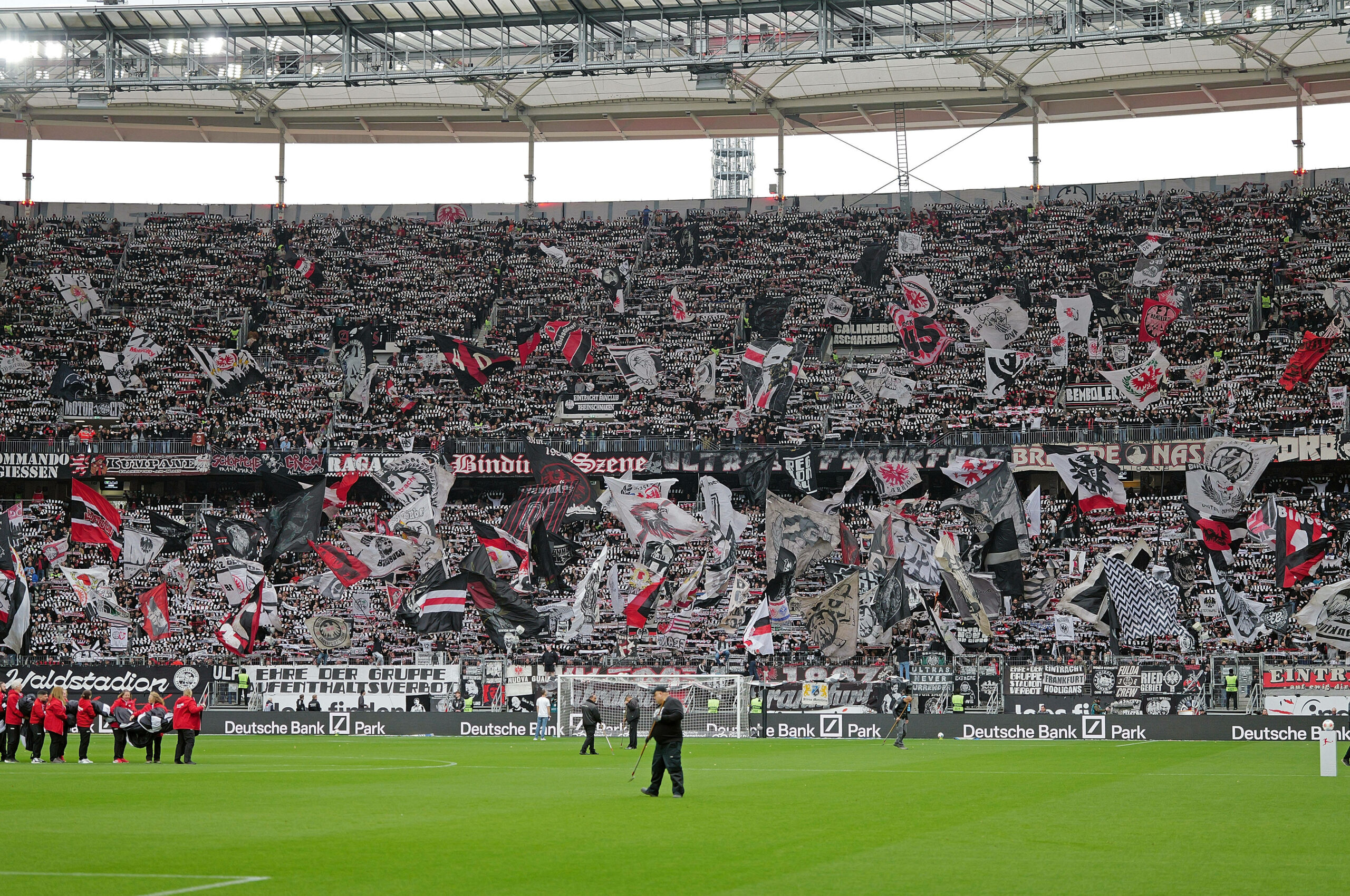 Die Fankurve von Eintracht Frankfurt beim Heimspiel gegen Köln