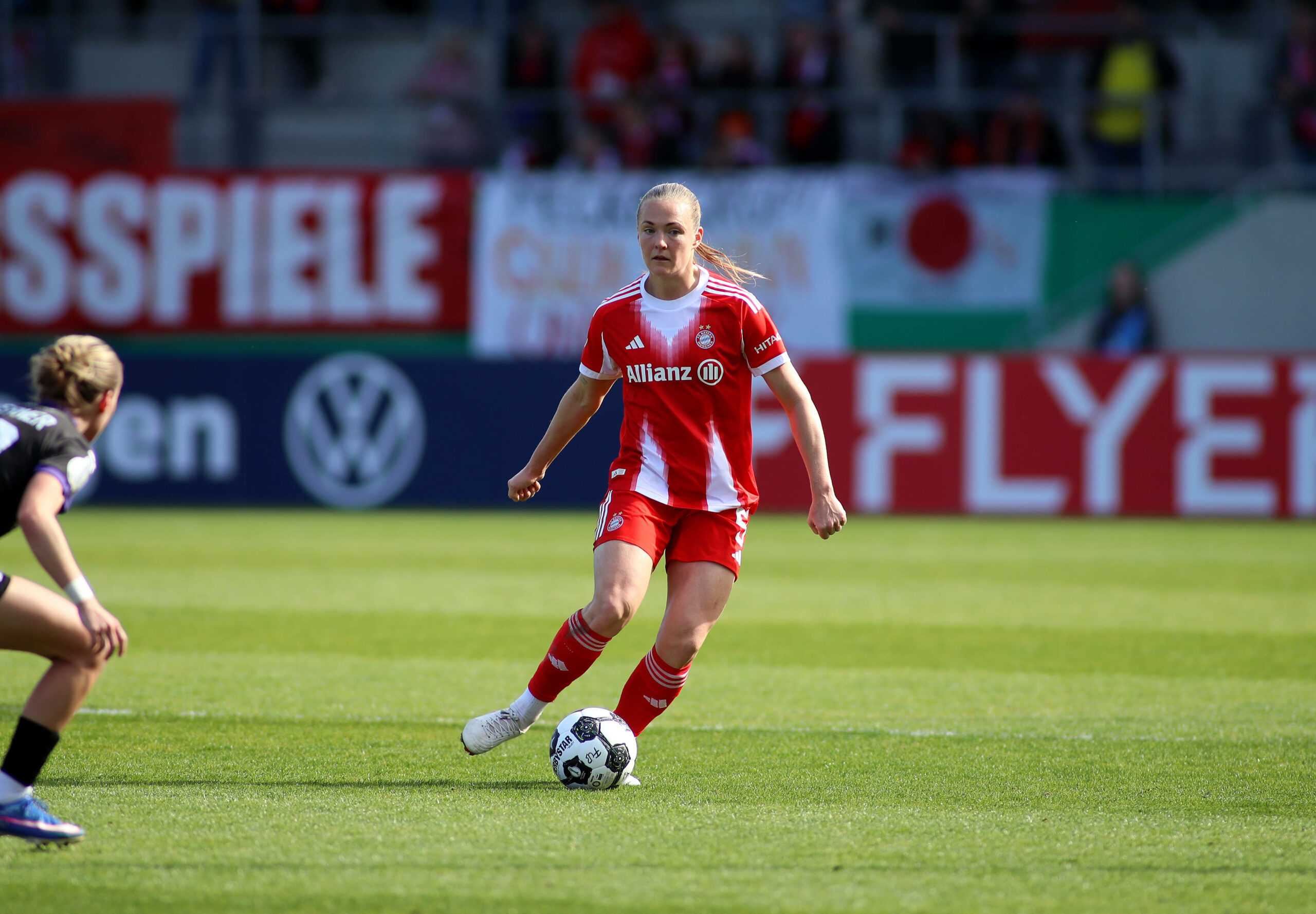 Magdalena Eriksson für den FC Bayern am Ball