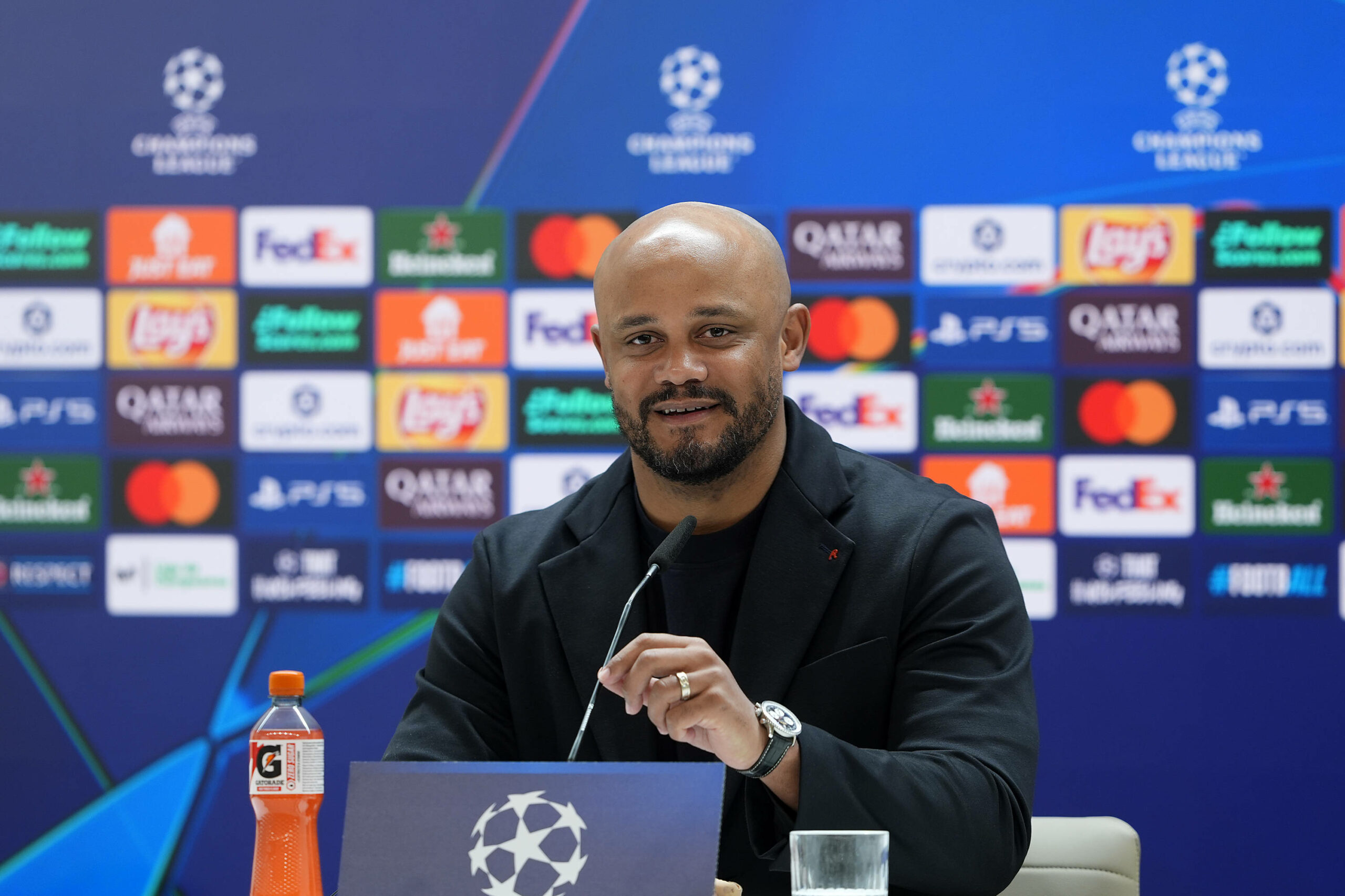 Vincent Kompany spricht bei der Pressekonferenz zum Champions League Spiel in Madrid