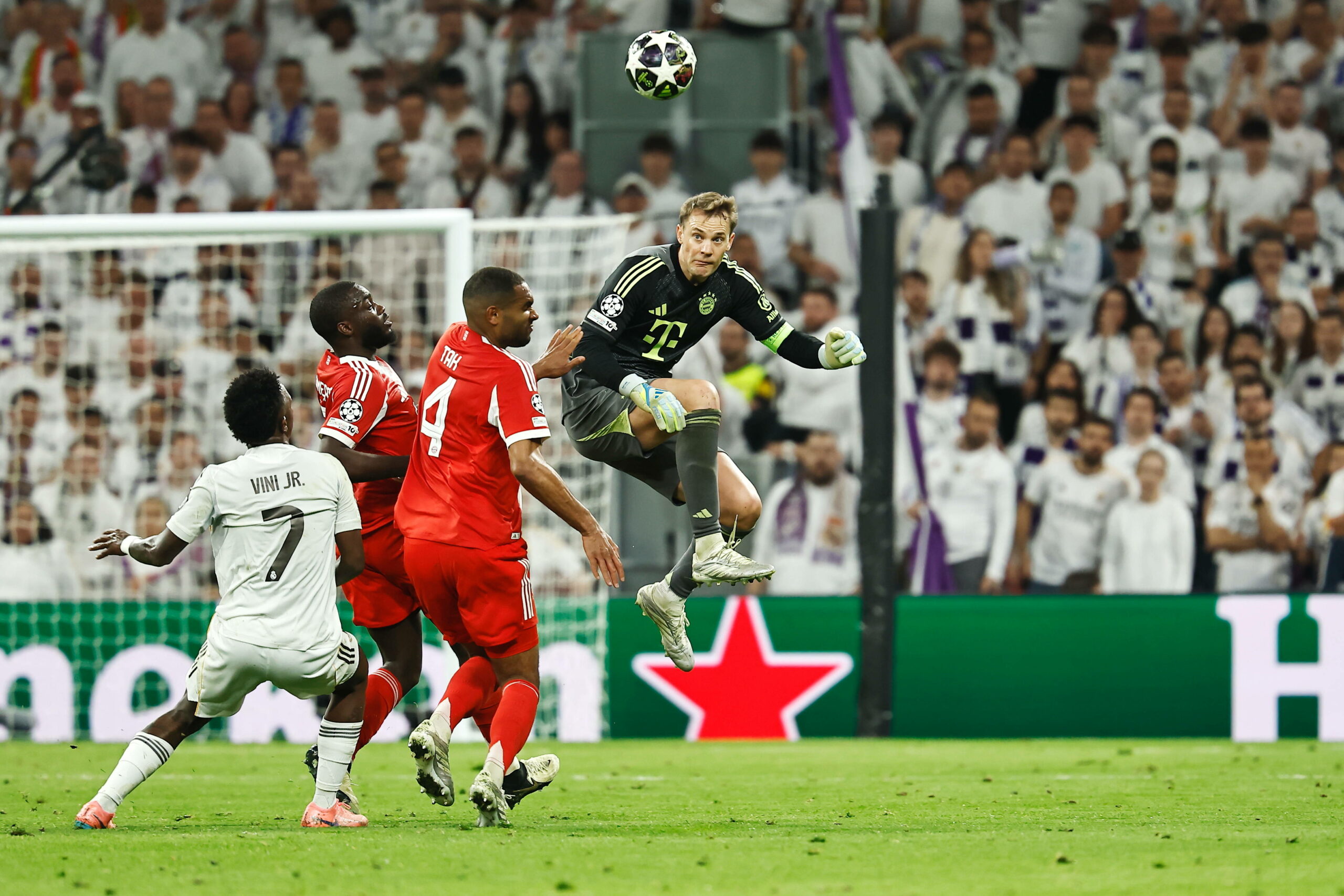 Manuel Neuer pariert einen Ball im Hinspiel des Champions-League-Viertelfinales gegen Real Madrid.