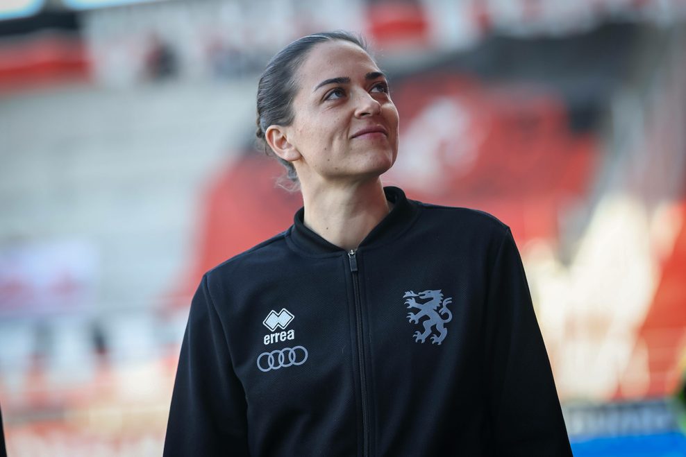 Trainerin Sabrina Wittmann vor einem Spiel