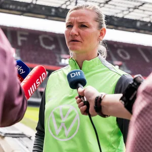 Alexandra Popp im TV-Interview im Rahmen eines PR-Termins zum Pokalfinale