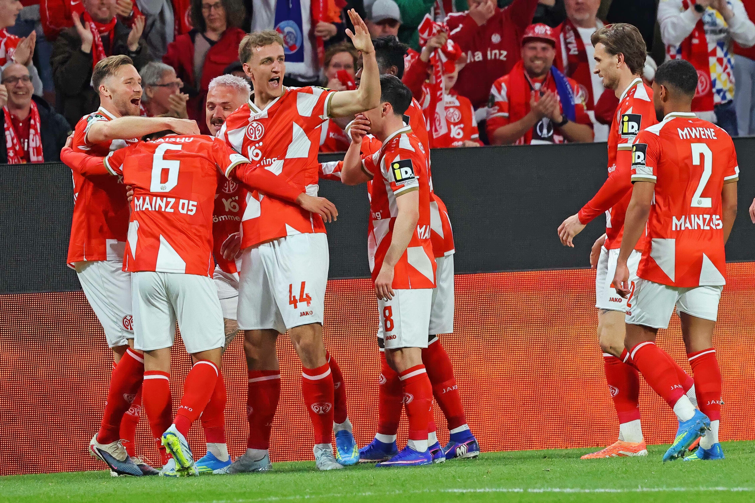 Die Mainzer jubeln nach dem Treffer zum 1:0