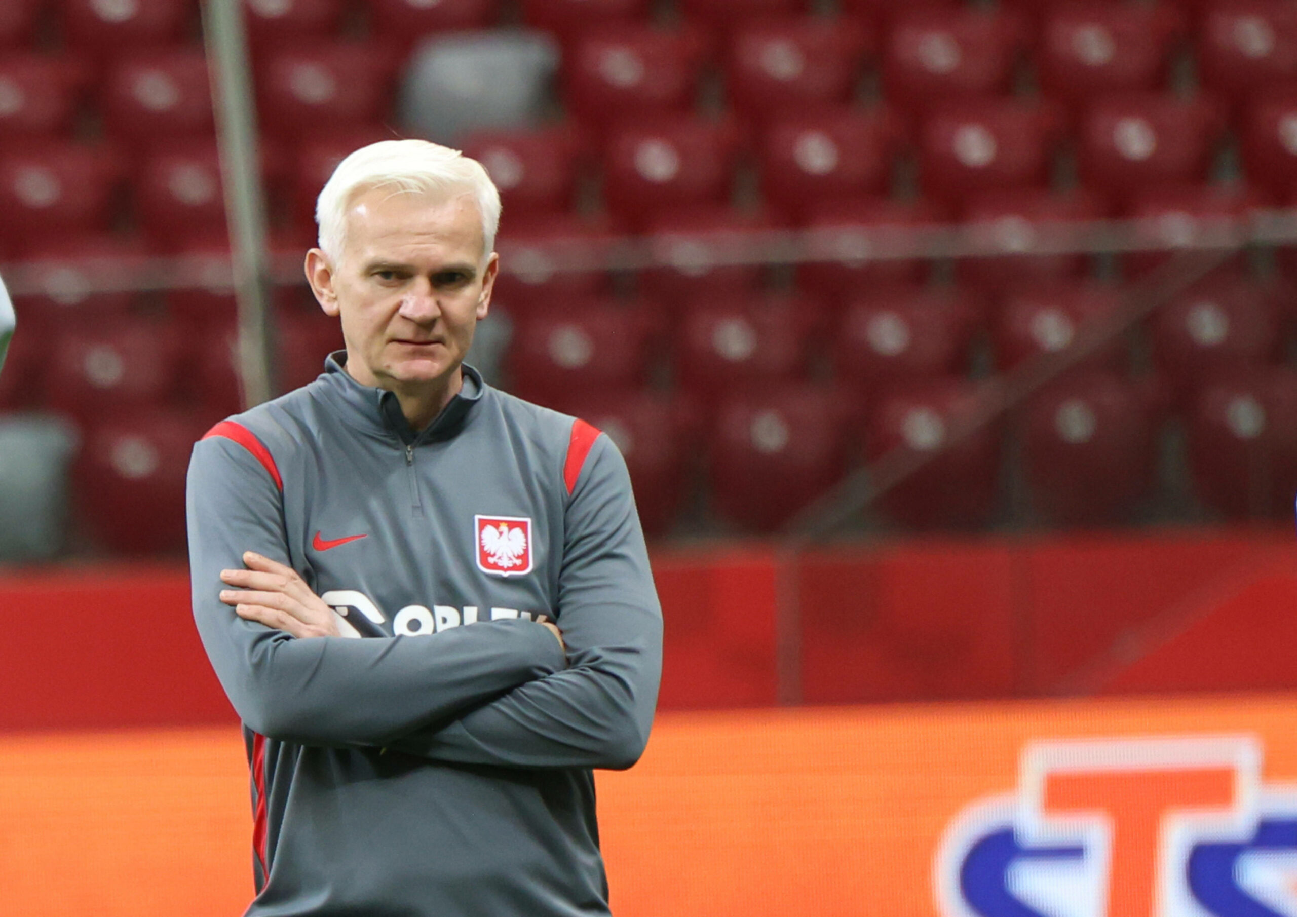 Jacek Magiera verschränkt die Arme.