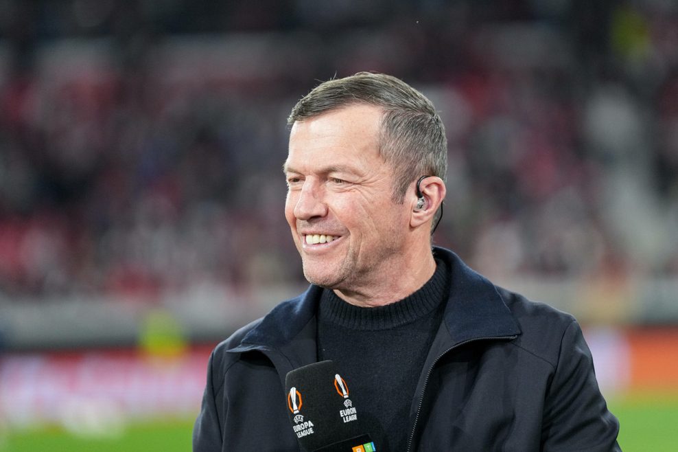 Lothar Matthäus mit einem Mikrofon in der Hand