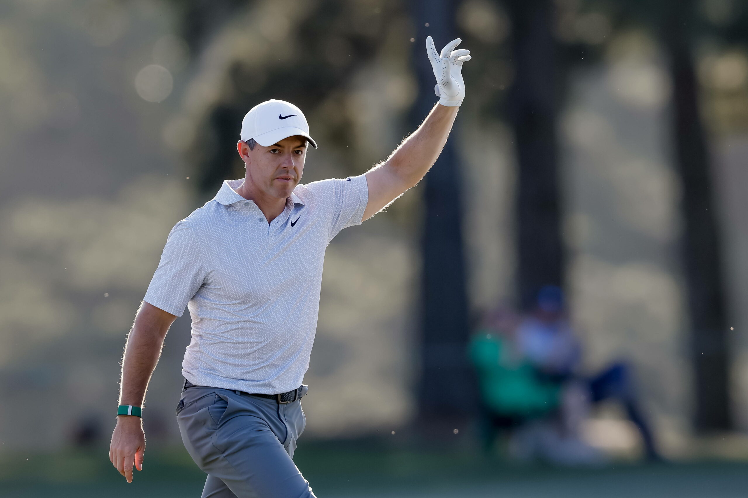 Rory McIlroy hebt triumphierend den Arm