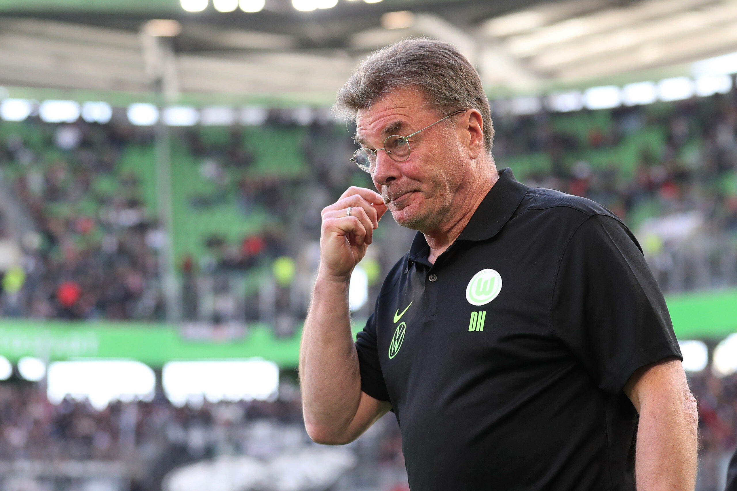 Dieter Hecking greift sich ans Gesicht.