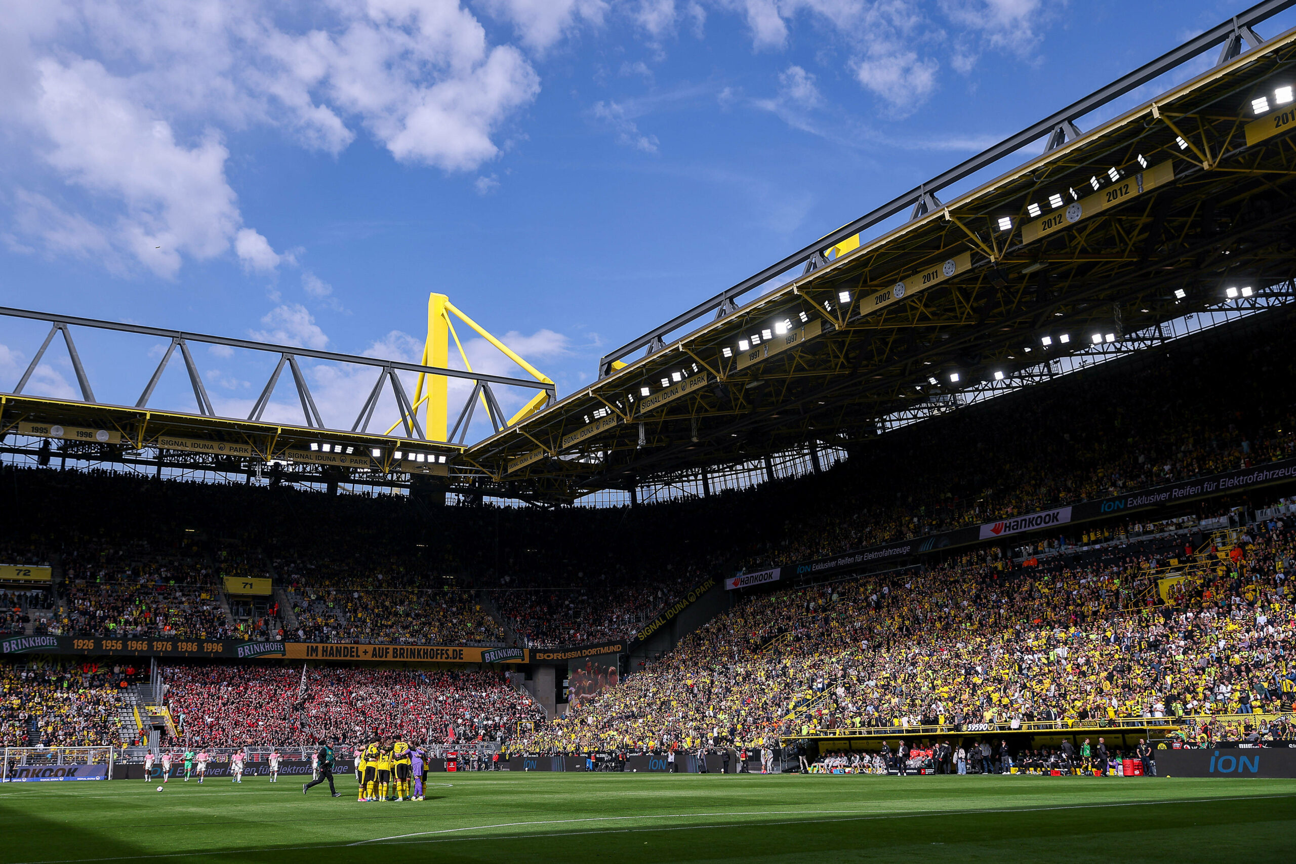 Innenansicht des Signal Iduna Parks mit Blick auf die Tribüne
