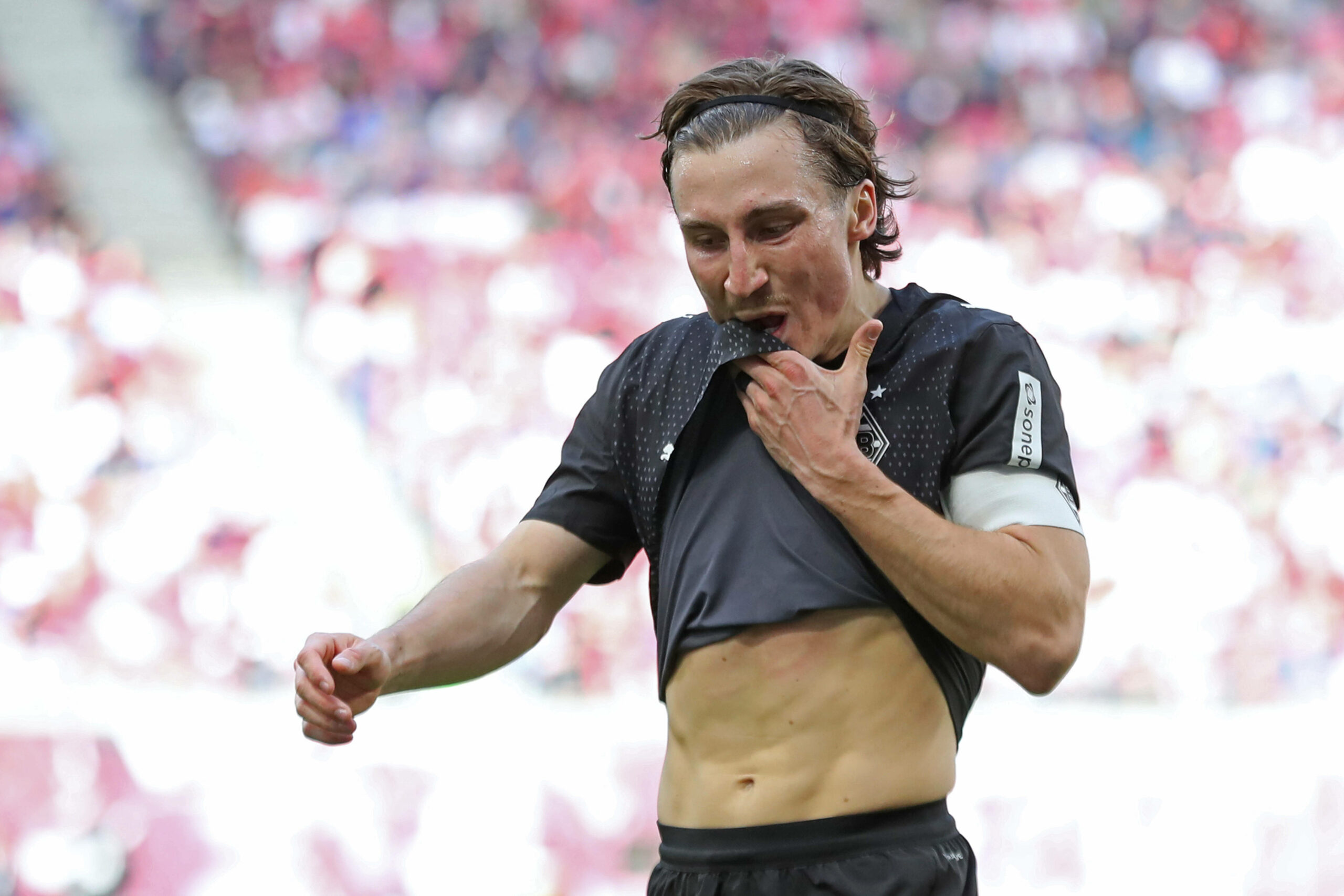 Rocco Reitz wischt sich mit seinem Gladbach-Trikot das Gesicht ab