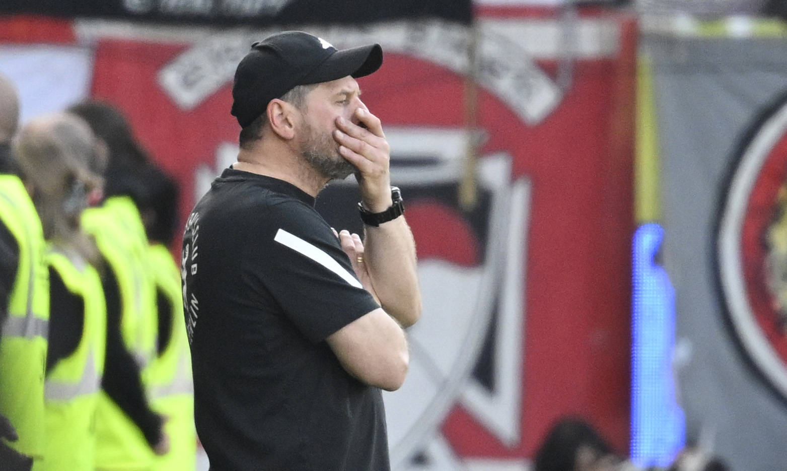Steffen Baumgart greift sich vor Ärger ins Gesicht.