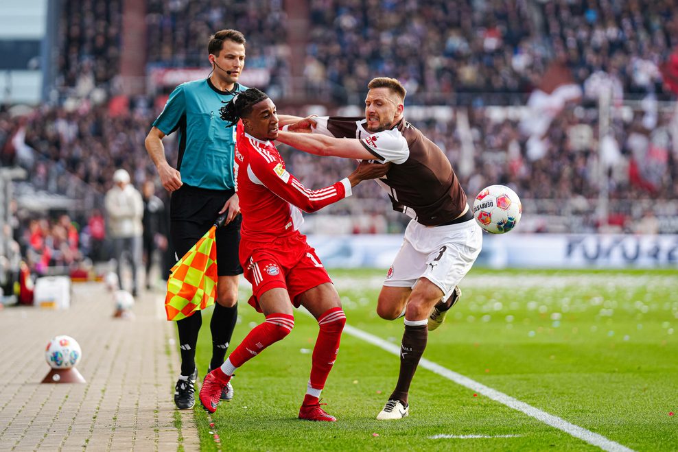 Der Zweikampf zwischen Karol Mets und Michael Olise in Minute 20 sorgte dafür, dass der Bayern-Star fortan ausgepfiffen wurde.