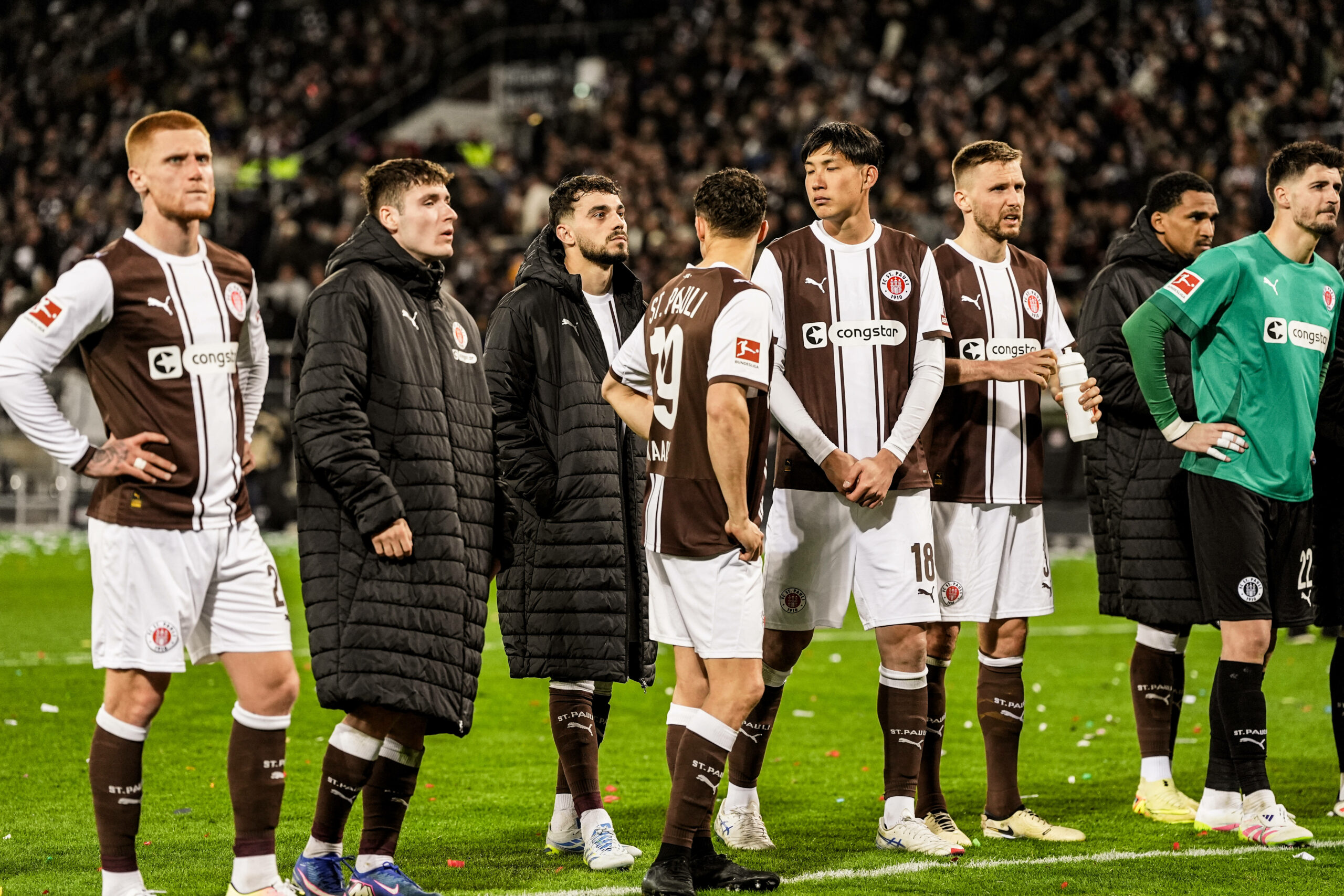 Nach der Klatsche ließen sich St. Paulis Verlierer von den Fans aufmuntern.