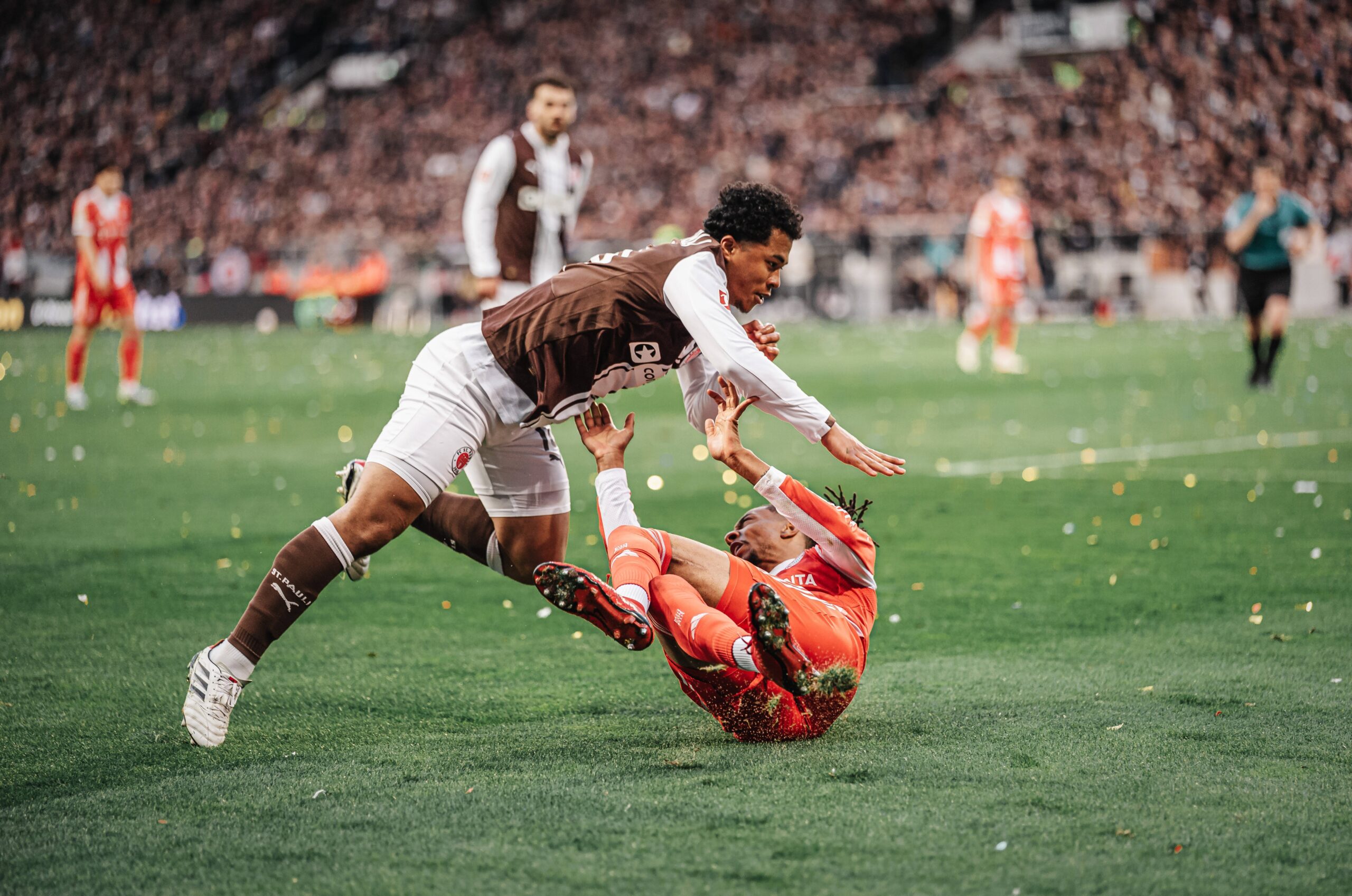 Joel Chima Fujita foult Michael Olise