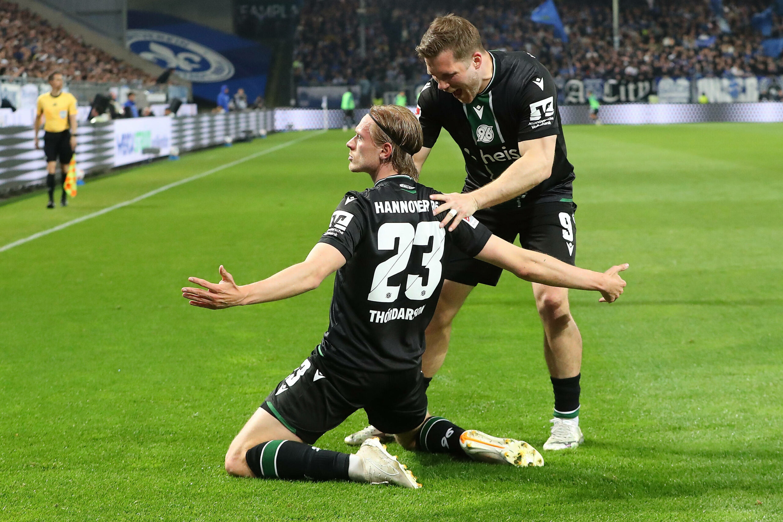 Hannovers Teitur Thordarson bejubelt seinen Treffer zum 2:0 in Darmstadt.