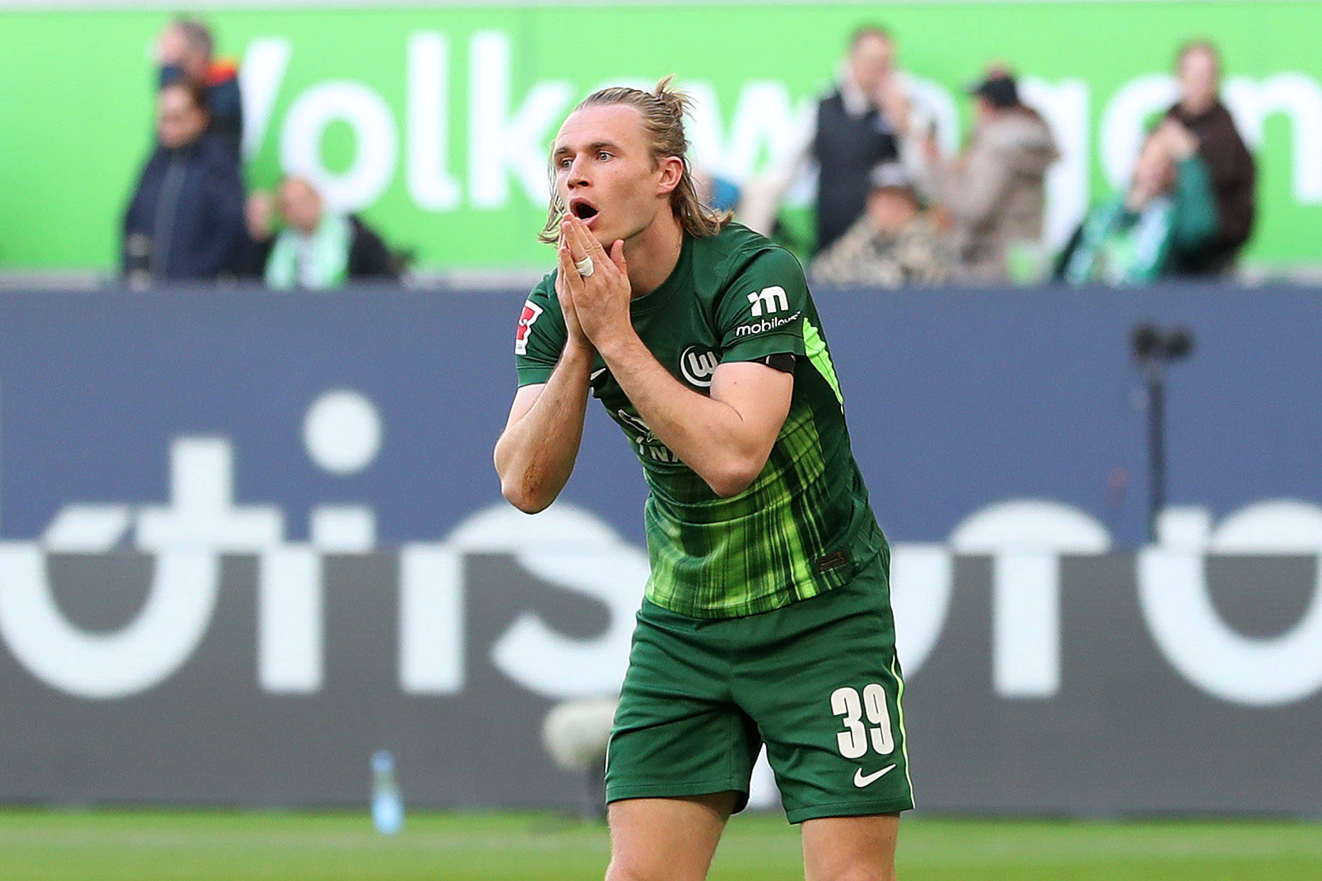 Patrick Wimmer vom VfL Wolfsburg trauert einer vergebenen Chance hinterher