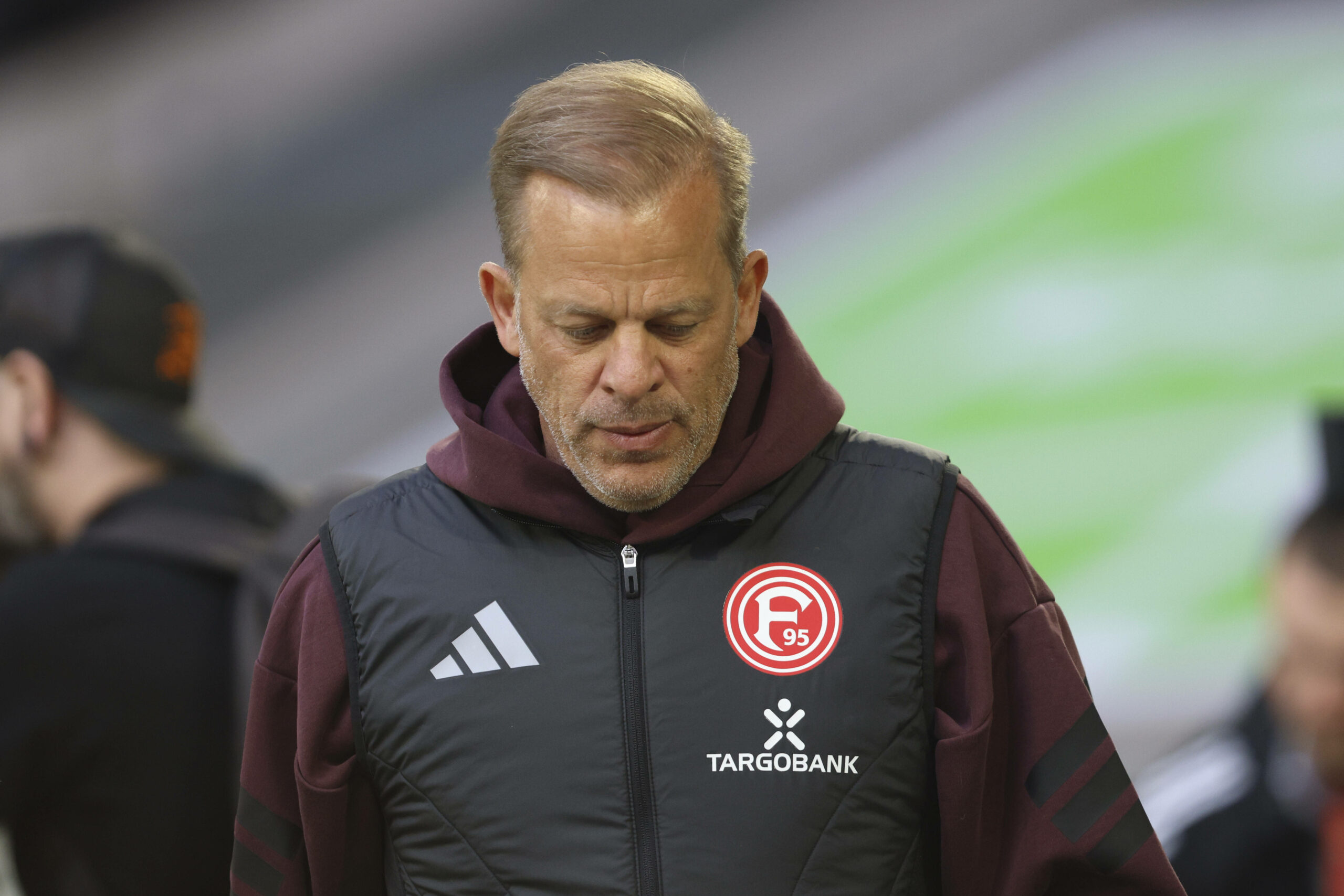 Markus Anfang mit gesenktem Blick an der Seitenlinie von Fortuna Düsseldorf
