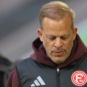Markus Anfang mit gesenktem Blick an der Seitenlinie von Fortuna Düsseldorf