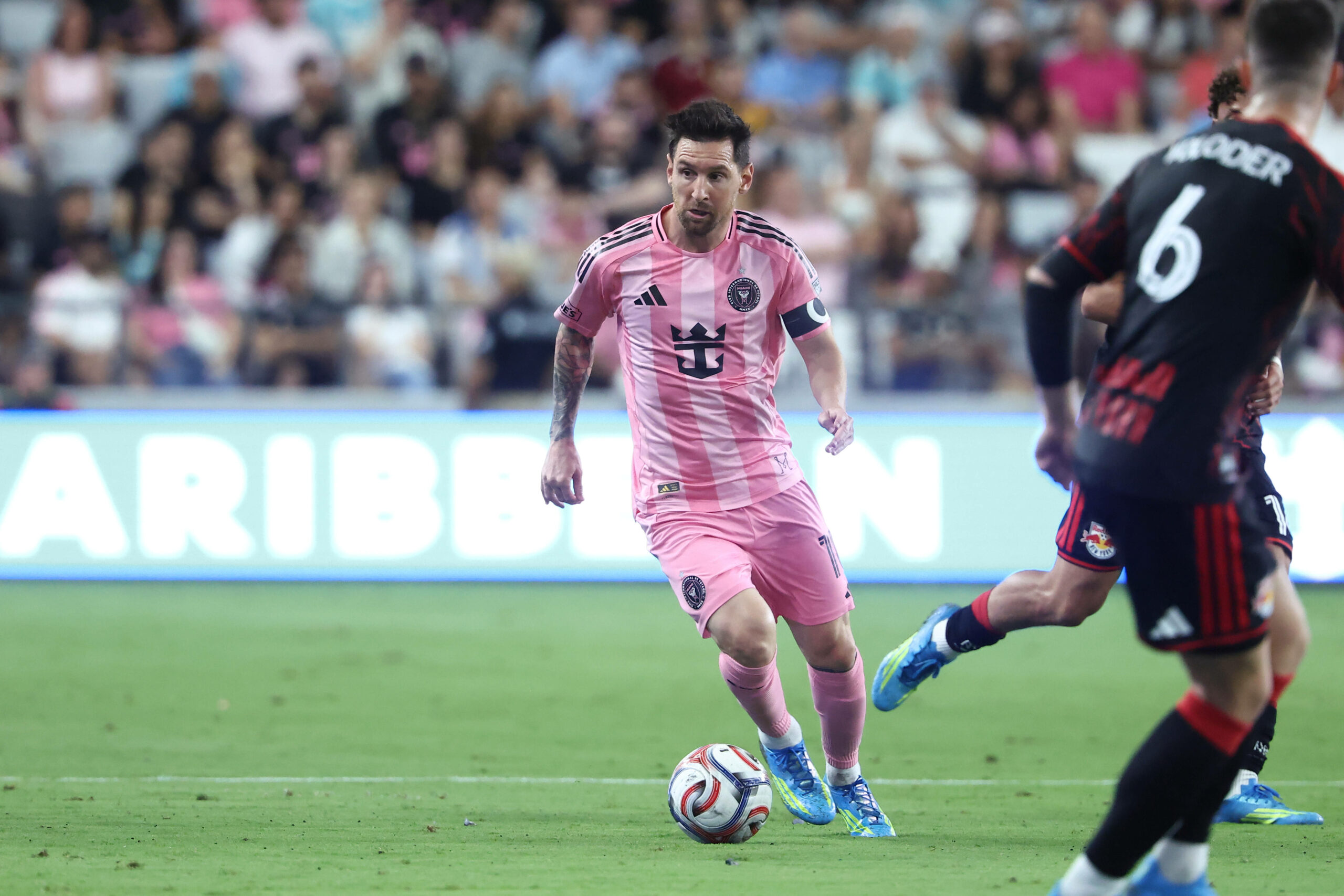 Lionel Messi auf dem Platz für Inter Miami mit Ball am Fuß