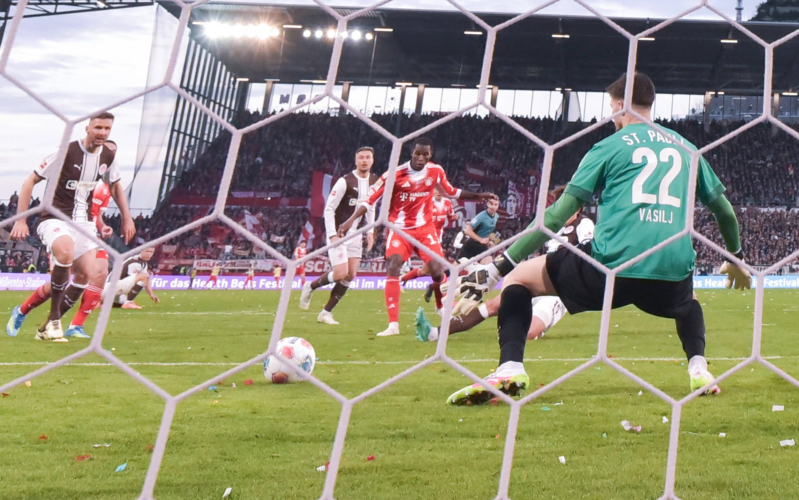 Bayern-Profi Nicolas Jackson trifft am Millerntor gegen den FC St. Pauli