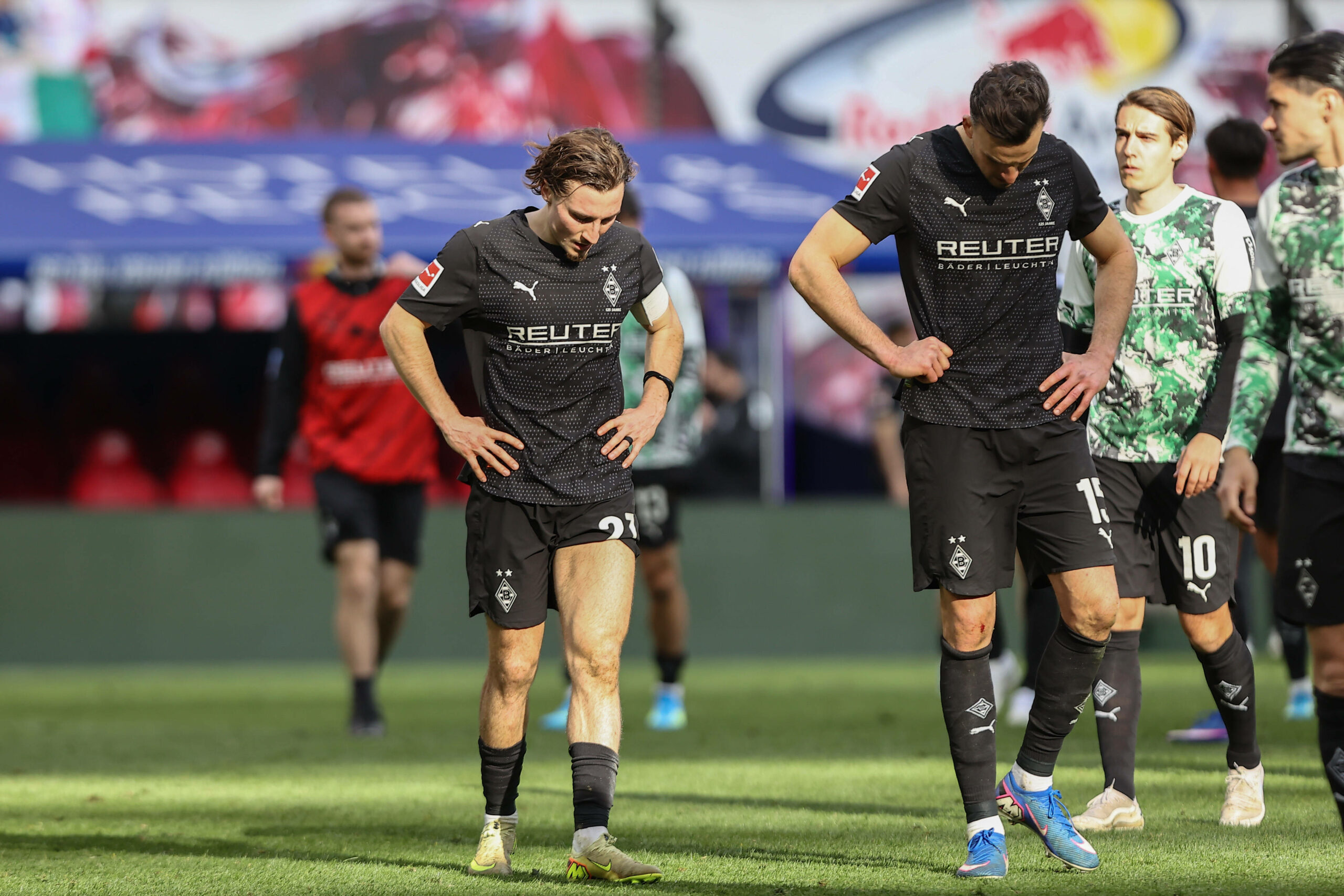Haris Tabakovic und Rocco Reitz mit gesenkten Köpfen