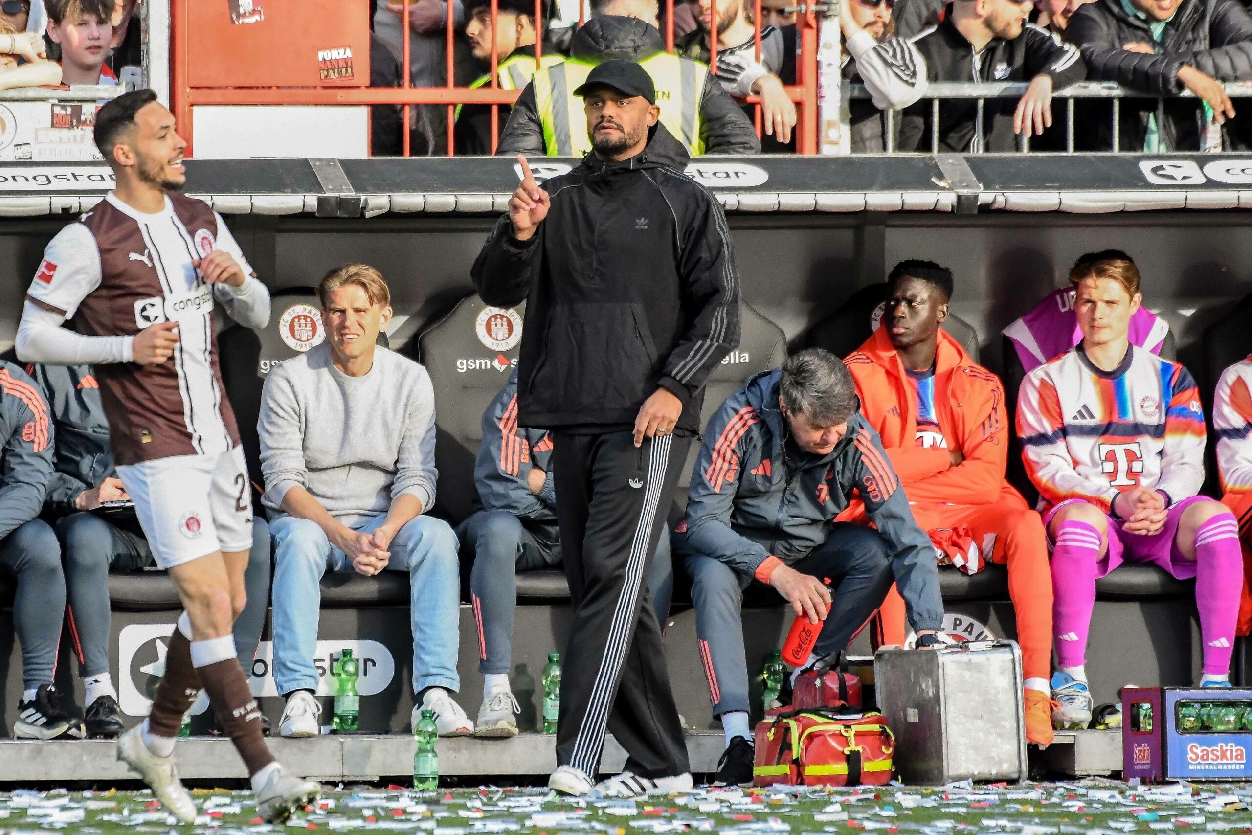 Bayern-Trainer Vincent Kompany beim Gastspiel gegen St. Pauli im Millerntor-Stadion