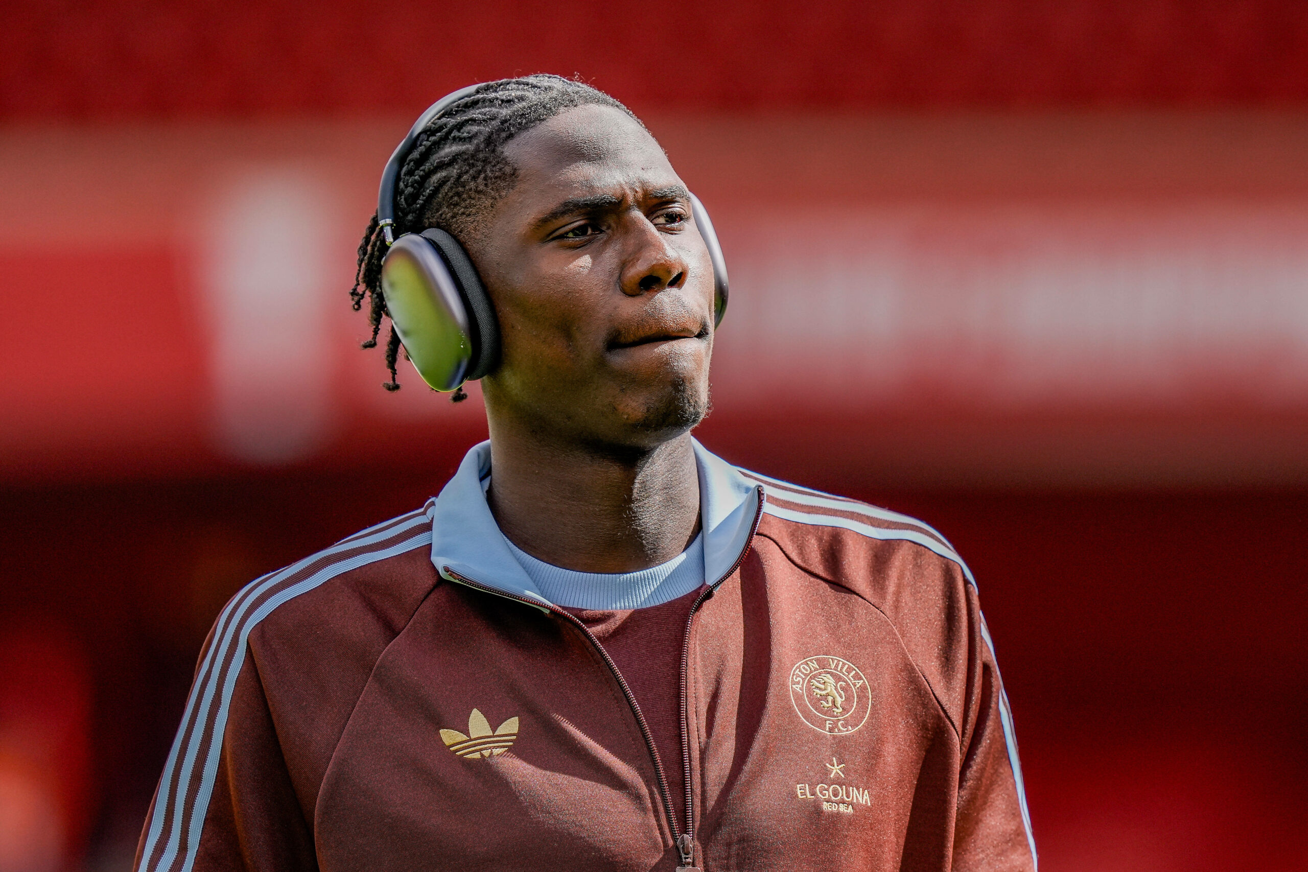 Ex-HSV- und Hoffenheim-Profi Amadou Onana hört Musik vor einem Spiel mit Aston Villa