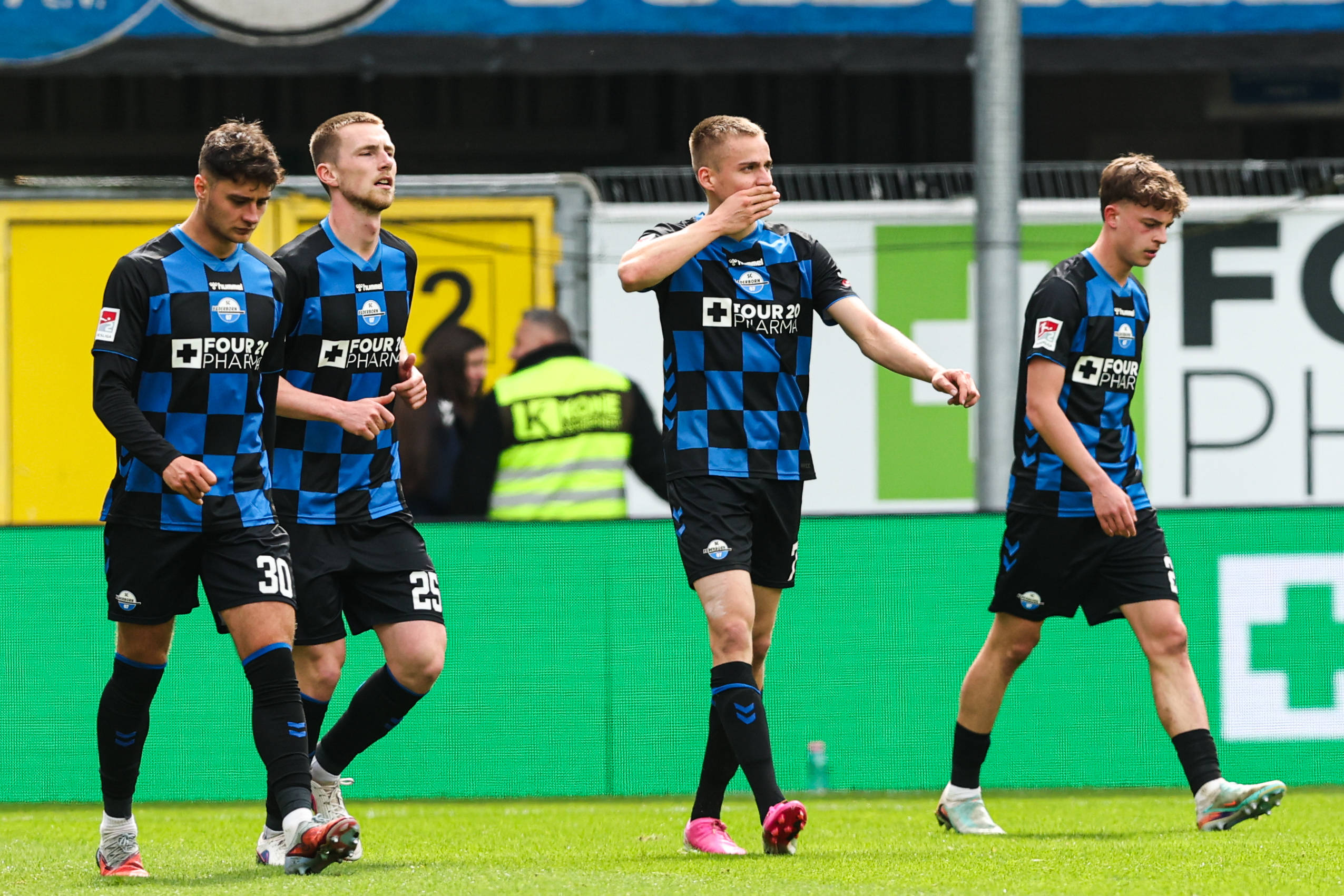 Ex-HSV-Profi Filip Bilbija jubelt im paderborn-Trikot