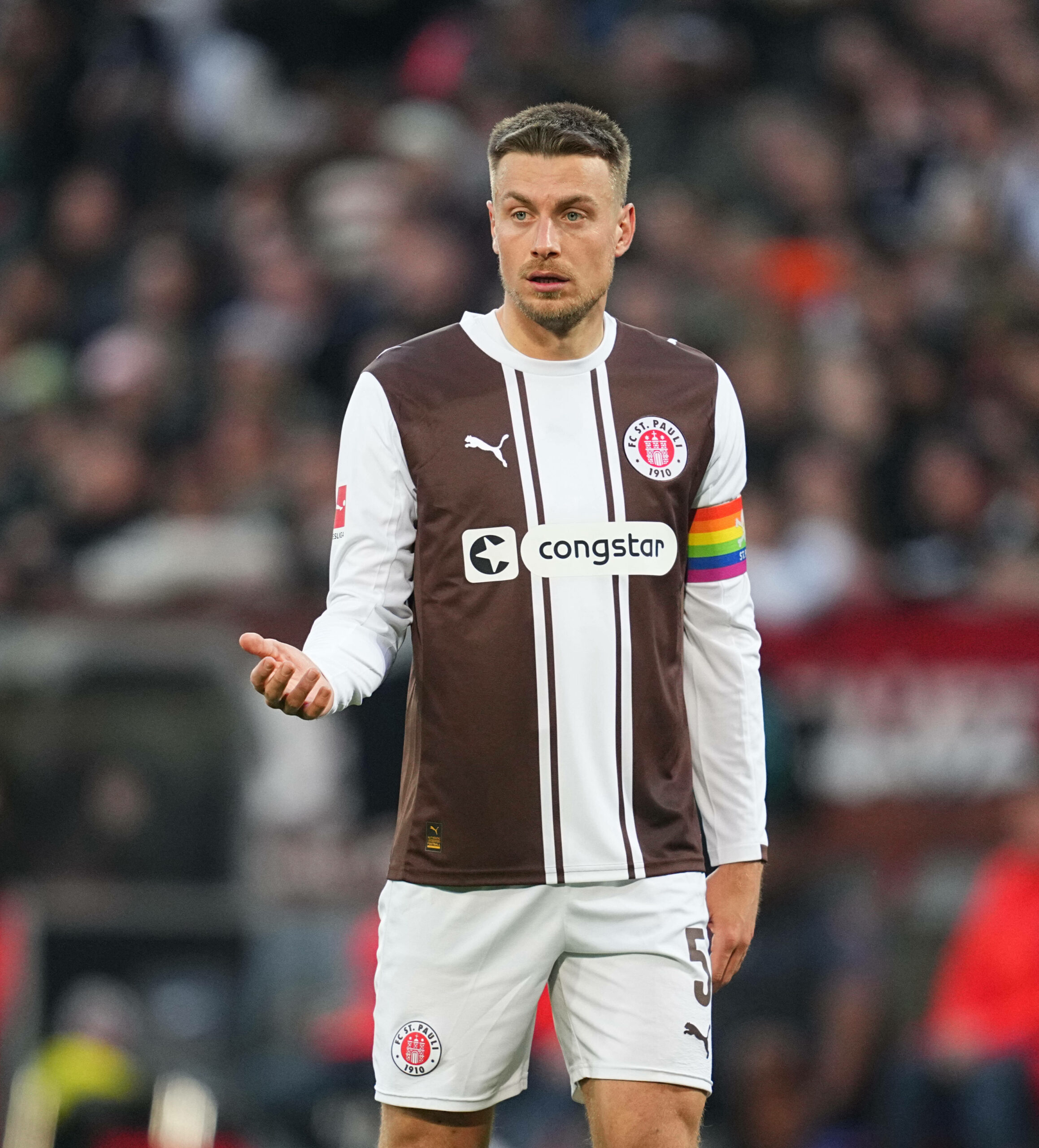 Hauke Wahl mit der Kapitänsbinde am Arm