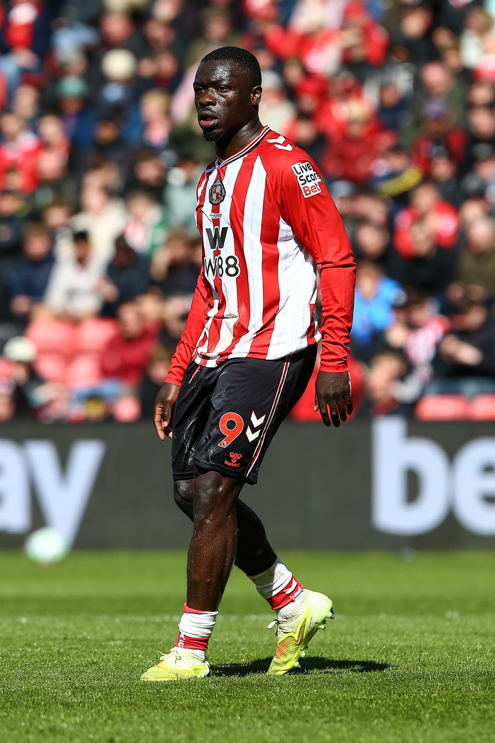 Brian Brobbey steht auf dem Spielfeld.