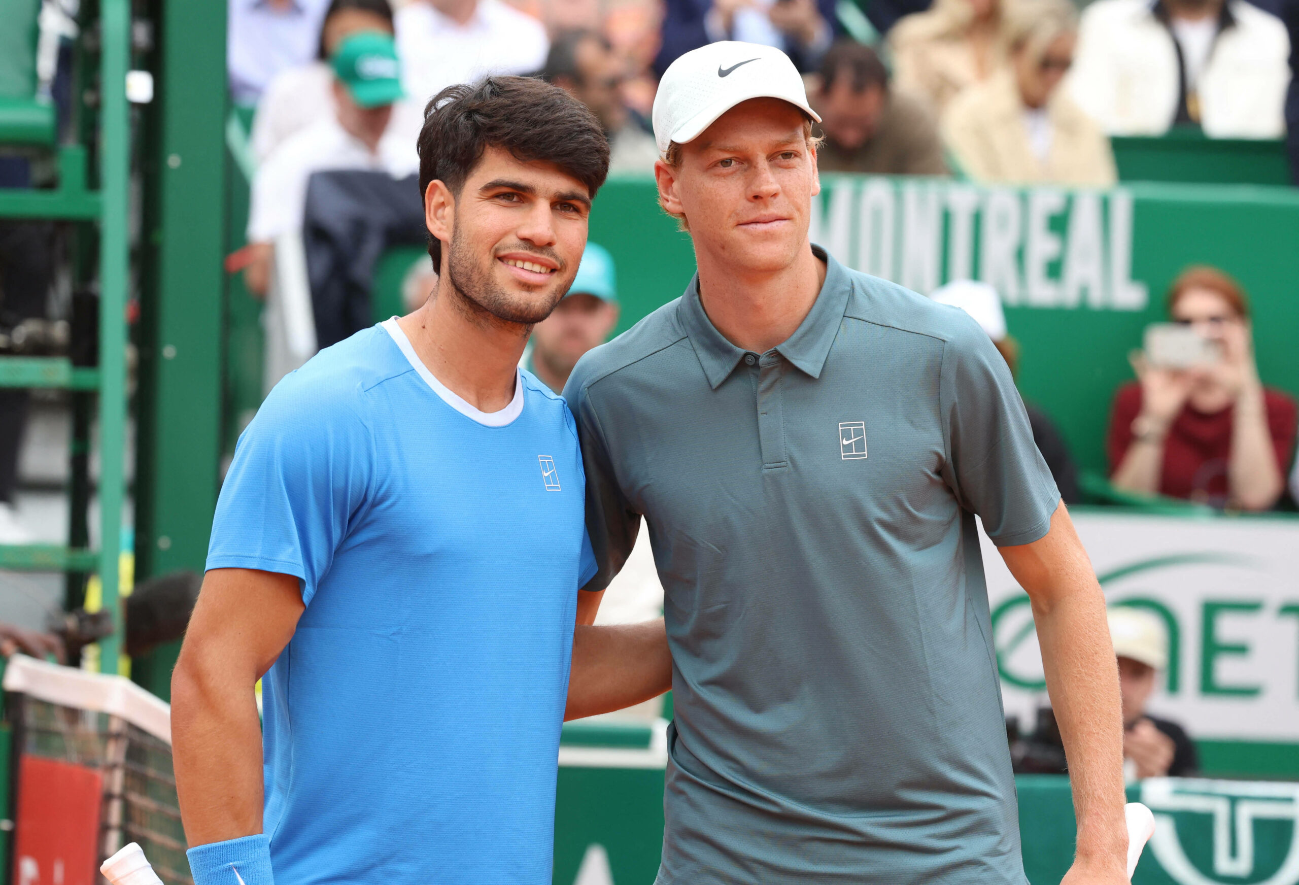 Carlos Alcaraz und Jannik Sinner Arm in Arm am Netz vor dem Spiel