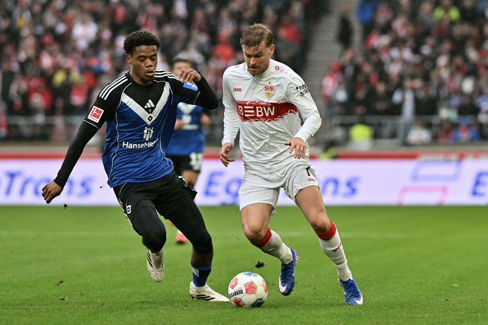 Stuttgart-Profi Maximilian Mittelstädt im Duell mit Warmed Omari vom HSV