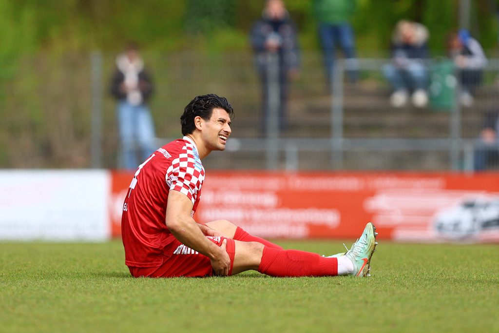 Fabian Grau sitzt am Boden