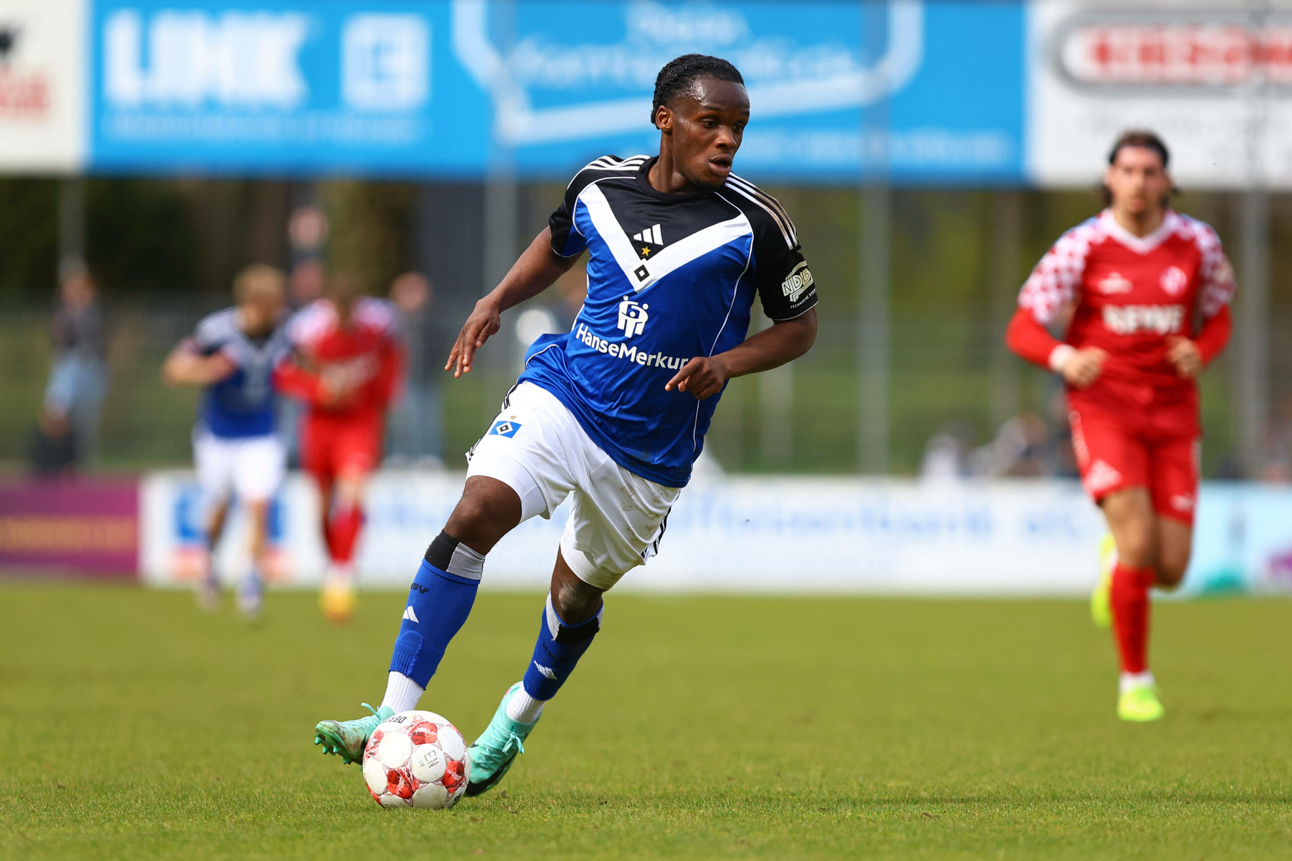 Maurice Boakye dribbelt am Ball