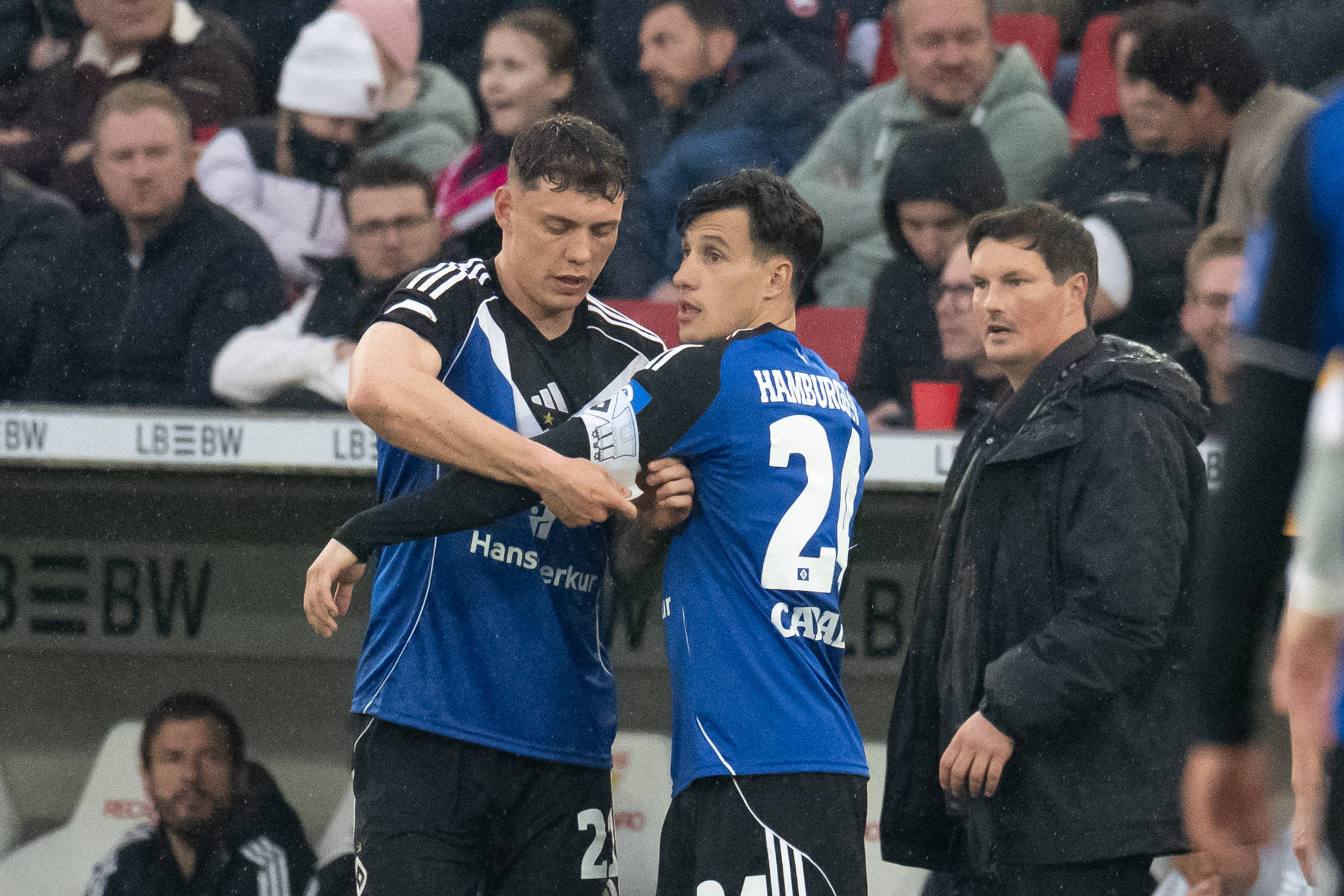 Nicolai Remberg übergibt Nicolás Capaldo die Kapitänsbinde