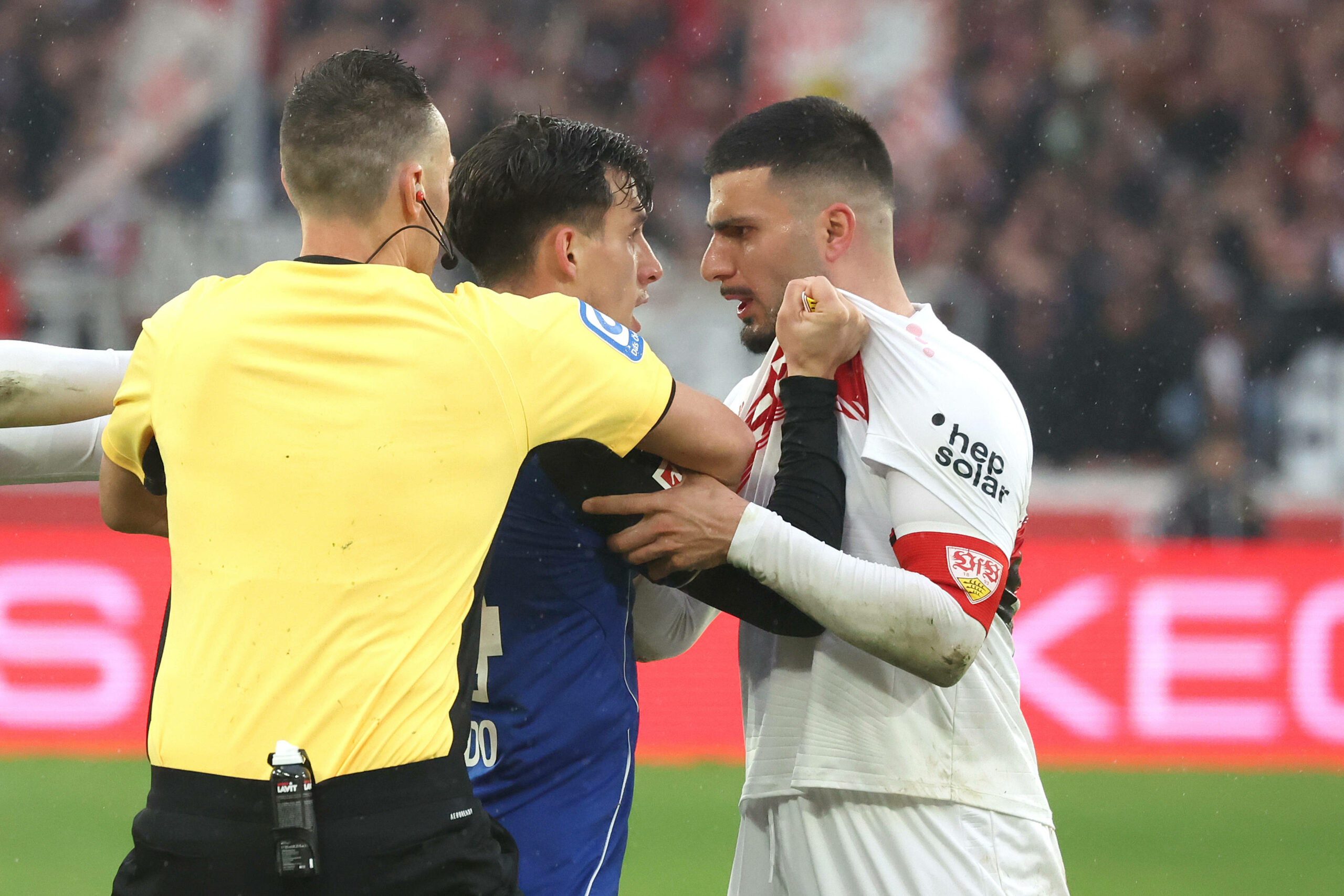 Nicolás Capaldo und Deniz Undav geraten aneinander. Schiedsrichter Jablonski geht dazwischen.