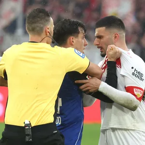 Nicolas Capaldo und Deniz Undav gerieten aneinander. Schiedsrichter Jablonski ging dazwischen.