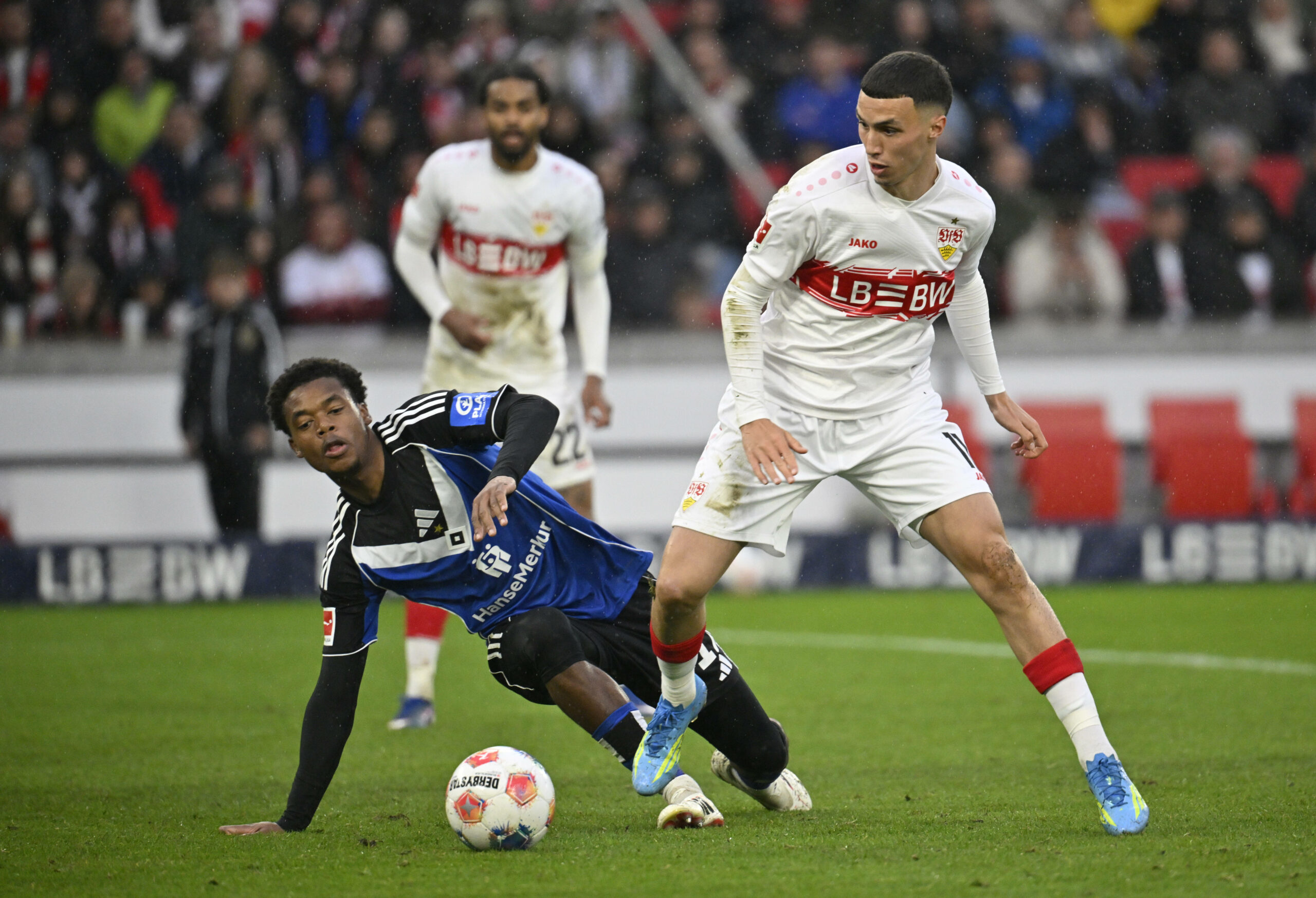 HSV-Profi Warmed Omari (l.) rutscht im Zweikampf mit Stuttgarts Bilal El Khannouss aus.